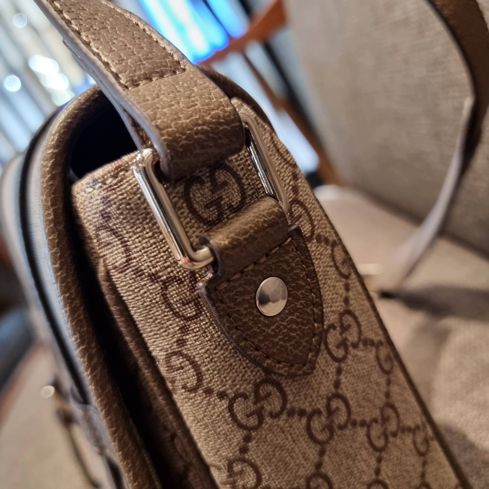 Gucci GG Supreme messenger bag GC MESSENGER VINTAGE BAG กระเป๋าสะพายข้างทรงแมสเซนเจอร์ ย้อนยุค ลุคผู้ดีแบบลูกคุณ ดีไซน์ unisex ใช้ได้ทั้งชายและหญิง พรีเมี่ยมกิ๊ฟวีไอพี วัสดุหนังแคนวาส ใช้งานง่ายด้วยฝาเปิดกระดุมแม่เหล็ก ด้านหลังมีช่องเก็บของจุกจิกได้ ภายใน
