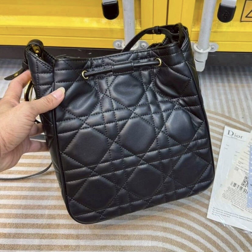 Dior Medium D-Motion Bag กระเป๋าสะพายทรงบัคเก็ต โดดเด่นด้วยดีไซน์ทรงถังทันสมัยเรียบง่ายใช้งานได้จริง เย็บตะเข็บแบบ Macrocannage นุ่มนวล