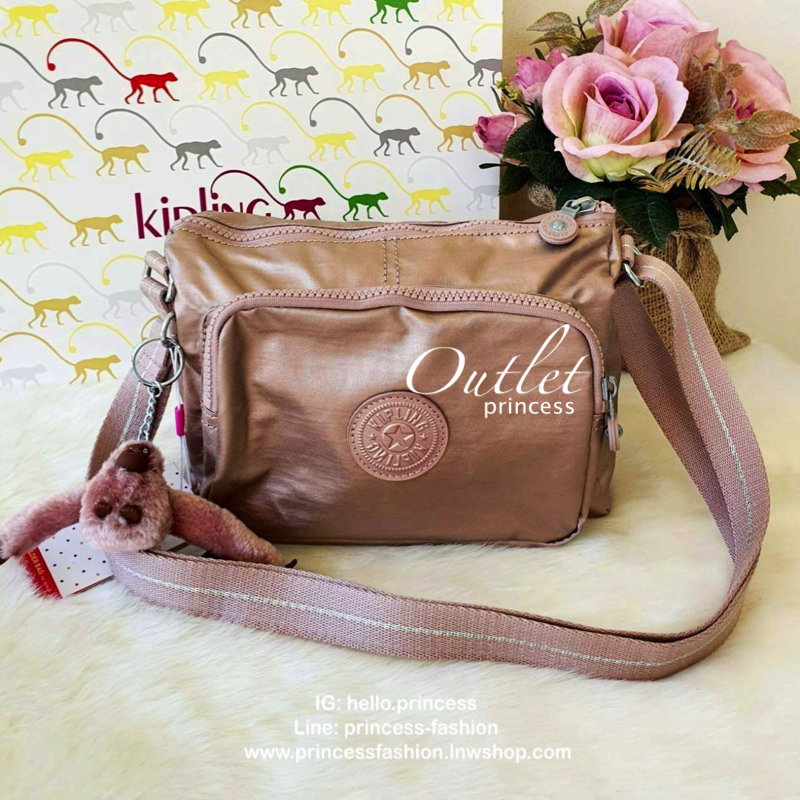 KIPLING RETH(K13549) กระเป๋าทรงสวยรุ่นยอดนิยม ขนาดกำลังดี มีช่องใส่ของหลากหลายช่องทำให้เก็บของได้เป็นสัดส่วน จุสัมภาระได้ดีเลยค่ะ สายสะพายปรับระดับสั้น-ยาวได้ สามารถสะพายพาดลำตัวได้นะคะ ห้ามพลาดเลยค่ารุ่นนี้