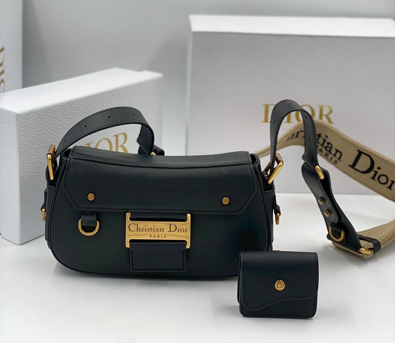 ORI หนังแท้ | DIOR Small Streetchic Bag Black Vintage Smooth Leather กระเป๋าสะพายนิยามใหม่ของดีไซน์อันเป็นเอกลักษณ์ ฝาพับแบบแม่เหล็กสีทองโบราณสลักลาย Christian Dior Paris และห่วง D-ring ทันสมัย