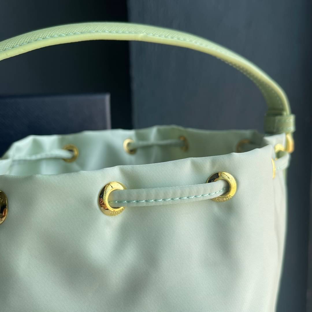 Prada Duet Re-Nylon Bucket shoulder bag / Prada Nylon bucket bag Pastel เกรดใช้สลับใบจริง ออริจินอล ใช้งานต่างประเทศได้ น้องสาวสุดสวยมาให้จับจองอีกหนึ่ง สีพาสเทลน่ารักละมุนมากๆ ค่ะ กระเป๋าสะพายข้าง ทรงขนมจีบ ไซส์มินิ ขนาดน่ารักน่าใช้มาก วัสดุขอบหนังแท้ แล