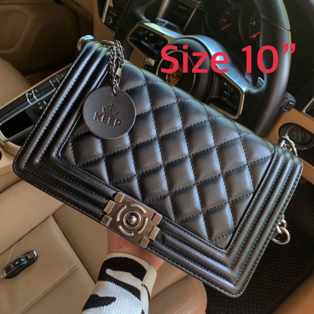 รุ่นขายดีมาเพิ่มแล้วค่า KEEP Quited Boy Bag *** คอลเลคชั่นใหม่หนัง Microfiber สวย ทนขึ้นกว่าเดิม สายโซ่ทำจาก Metal premiers เบาและไม่เป็นคราบเวลาสะพาย สวยกว่าเดิม ใครชอบทรงนี้ห้ามพลาดเลยนะคะ 🤩 กระเป๋า ทรง boy style KEEP LOOK Cool มากๆ เลยน๊าใบนี้ 