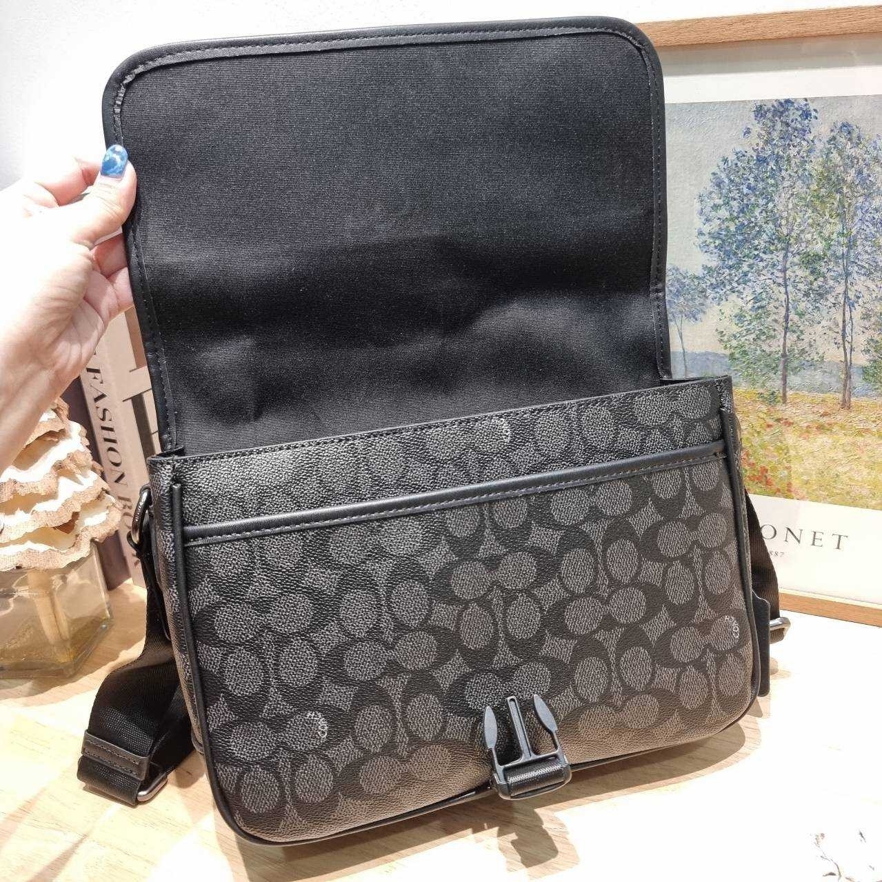COACH CU202 LEAGUE MESSENGER BAG IN SIGNATURE CANVAS กระเป๋าสะพายทรง messenger สุดฮอต ที่ดีไซน์รูปแบบให้สปอร์ตขึ้น และหรูขึ้น แต่ยังคงคลาสสิค ขนาดใบใหญ่กำลังดี