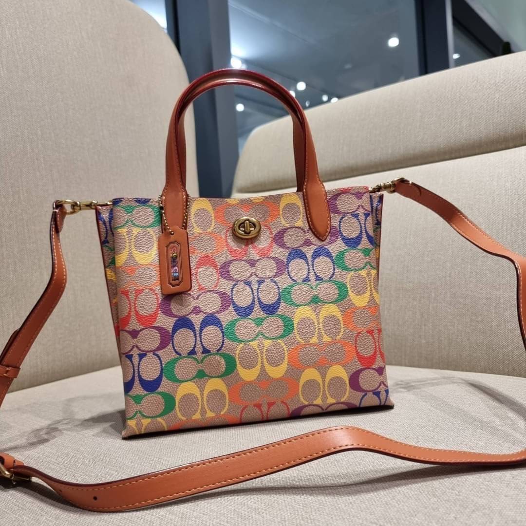COACH CA102 WILLOW TOTE 24 IN RAINBOW SIGNATURE CANVAS ไปให้สุดกับความเลิศของลวดลายสายรุ้ง ที่แต่งแต้มลงบนกระเป๋าทรงโท้ท ไซส์กำลังสวย พกพาได้สะดวก มีตัวบิดล็อคที่ปากกระเป๋าด้านหนึ่ง และกระดุมแม่เหล็กอีกด้านหนึ่ง ภายในโล่งกว้าง เก็บของได้เป็นสัดส่วนไปเลย ม