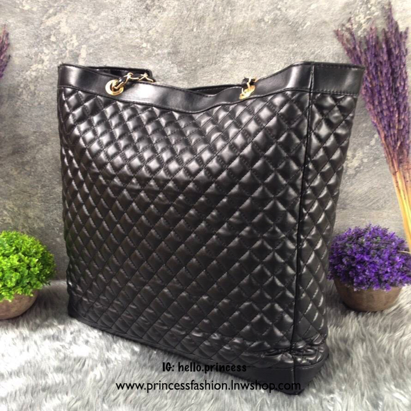 CHANEL TOTE VIP GIFT 2018 กระเป๋าสะพายทรงtote วัสดุ pu. ลายตารางสุด classic VIP. gift ของแท้จาก cosmetic counter chanel ใบใหญ่ น้ำหนัดเบา โลโก้หนังแก้วเงา เปิดปิดแบบซิป ภายในกว้างใส่ A4 ได้ มีช่องเล็ก และช่องซิป มาพร้อม สายสะพายไหล่แบบโซ่ร้อยหนัง สวยหรูดู