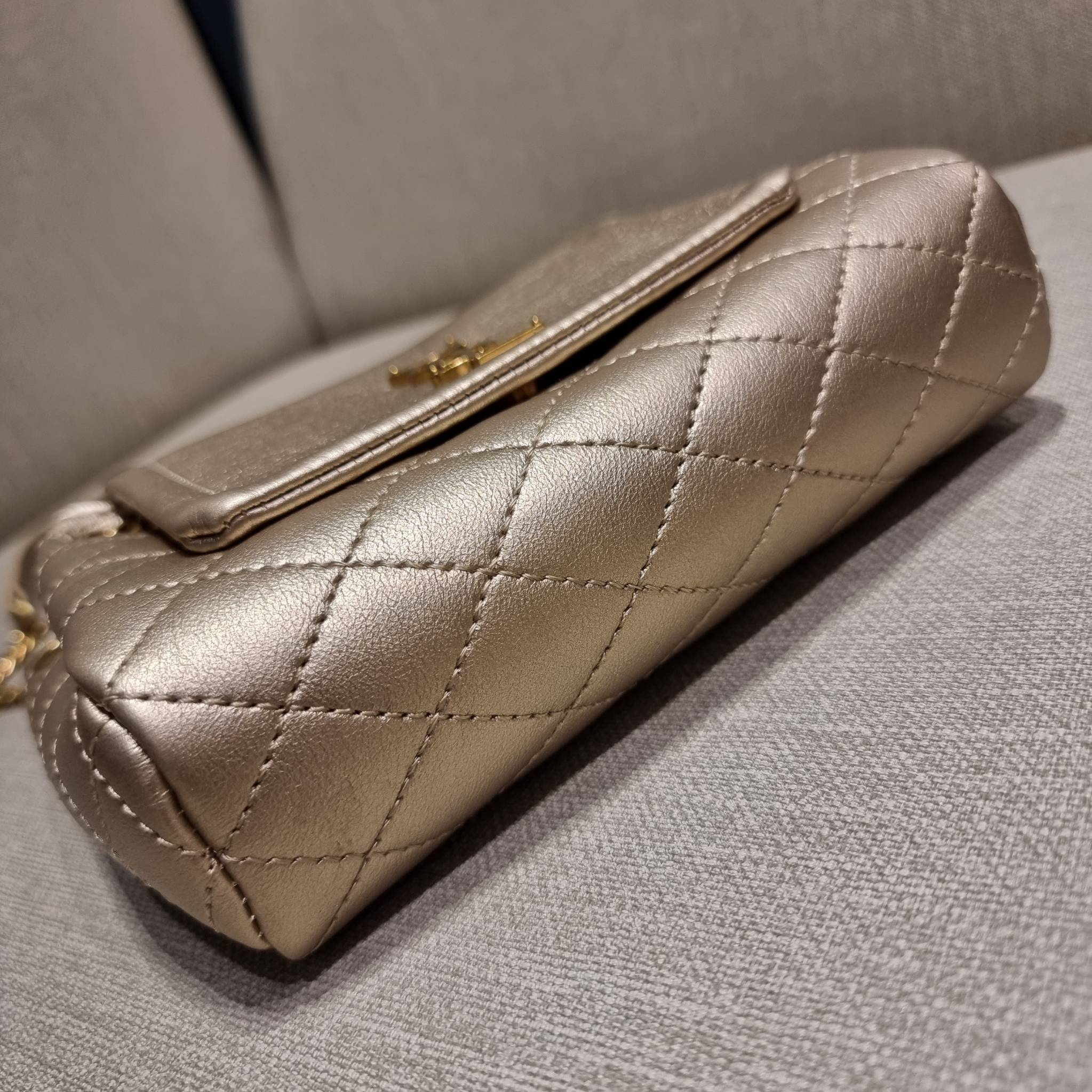 Yves Saint laurent mini nolita in lambskin / YSL mini nolita น้องสาวคนสวยที่ต้องตาเมื่อแรกเห็น กระเป๋าสะพายดีไซน์หรู ไซส์มินิ แบรนด์นี้ไม่เคยทำให้ผิดหวังจริงๆ ด้วยดีเทลความเรียบง่ายแต่มีความหรูอยู่ในตัว วัสดุหนังแกะ สัมผัสดีงามมากๆ เปิด-ปิดด้วยกระดุมแม่เห