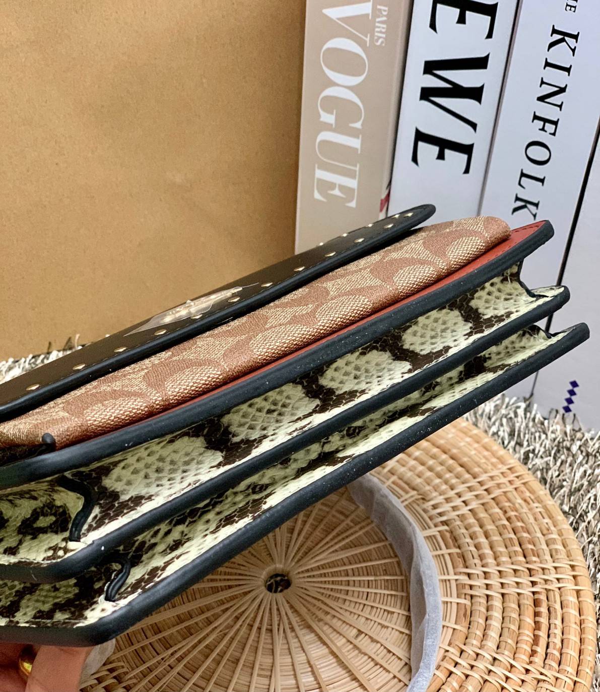 พร้อมส่งถึง8สี ห้ามพลาดค่ะ! COACH KLARE CROSSBODY BAG ((91019//91174//90400//1424//90635)) พร้อมส่งที่ไทย กระเป๋าสะพายครอสบอดี้ร์หรือสามารถทบเป็นสายคู่คล้องไหล่ได้ด้วยค่ะ หนังแท้ แต่ละสีทำลายหนังได้สวยงามแตกต่างกันออกไปนะคะ ✔️ห้อยด้วยป้ายแบรนด์แบบโ