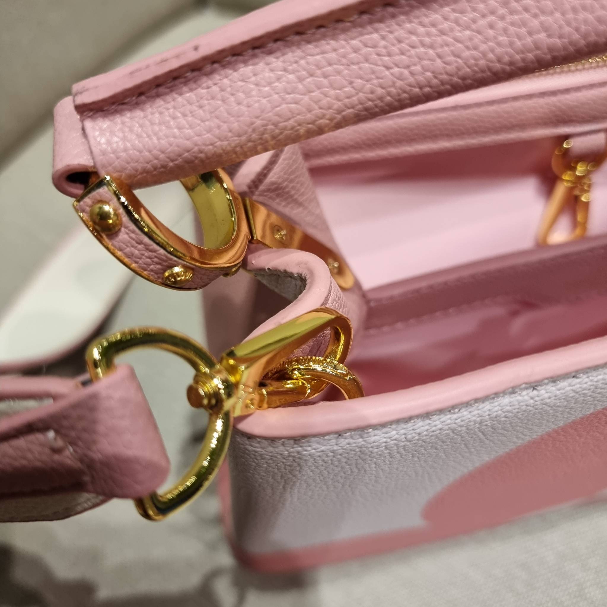 LV capucines top handle ที่สุดของความสวยในราคาเบาๆ กระเป๋าถือสุดหรู ดีไซน์ทรงคลาสสิค พร้อมลวดลายหรูหรา มาพร้อมหูจับในตัว ด้วยรูปทรงวินเทจและวัสดุหนังลูกวัว สัมผัสดี ขับผิว ทำให้ไอเท็มนี้สะกดทุกสายตาจริงๆ และยังมีลูกเล่นที่ฝาปิดกระเป๋า ที่สามารถปิด หรือสอด