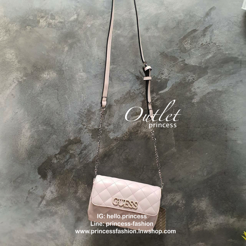 Guess elliana Crossbody Belt Bag รุ่นนี้ได้ทั้งสะพายยาวและคาดเอวค่ะ ด้านหน้าติดโลโก้แบรนด์สีตามหนังกระเป๋า หนังเป็นลายตาราง เปิดปิดด้วยกระดุมแม่เหล็ก ด้านในบุผ้าลายโลโก้แบรนด์ ด้านหลังมีที่สอดสายสำหรับคล้องเอว รุ่นนี้มีสายยาวให้ทั้ง 2 เส้นสำหรับต่างโอกาสค
