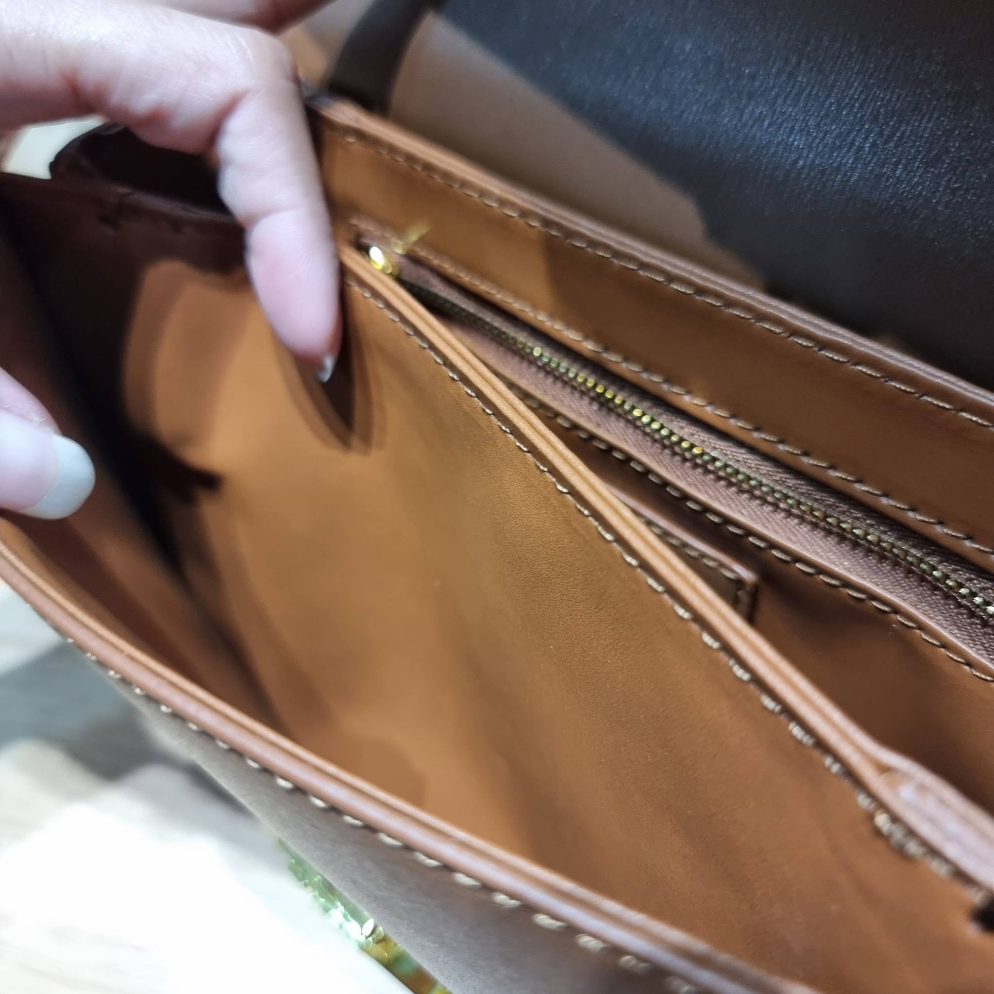 CELINE CLASSIQUE TRIOMPHE BAG IN SHINY CALFSKIN ไอเท็มสุดคลาสสิค ที่ขาดไม่ได้ กระเป๋าสะพายทรงสวยคลาสสิค แฝงความผู้ดี ที่ใช้ได้ทั้งชายหญิง