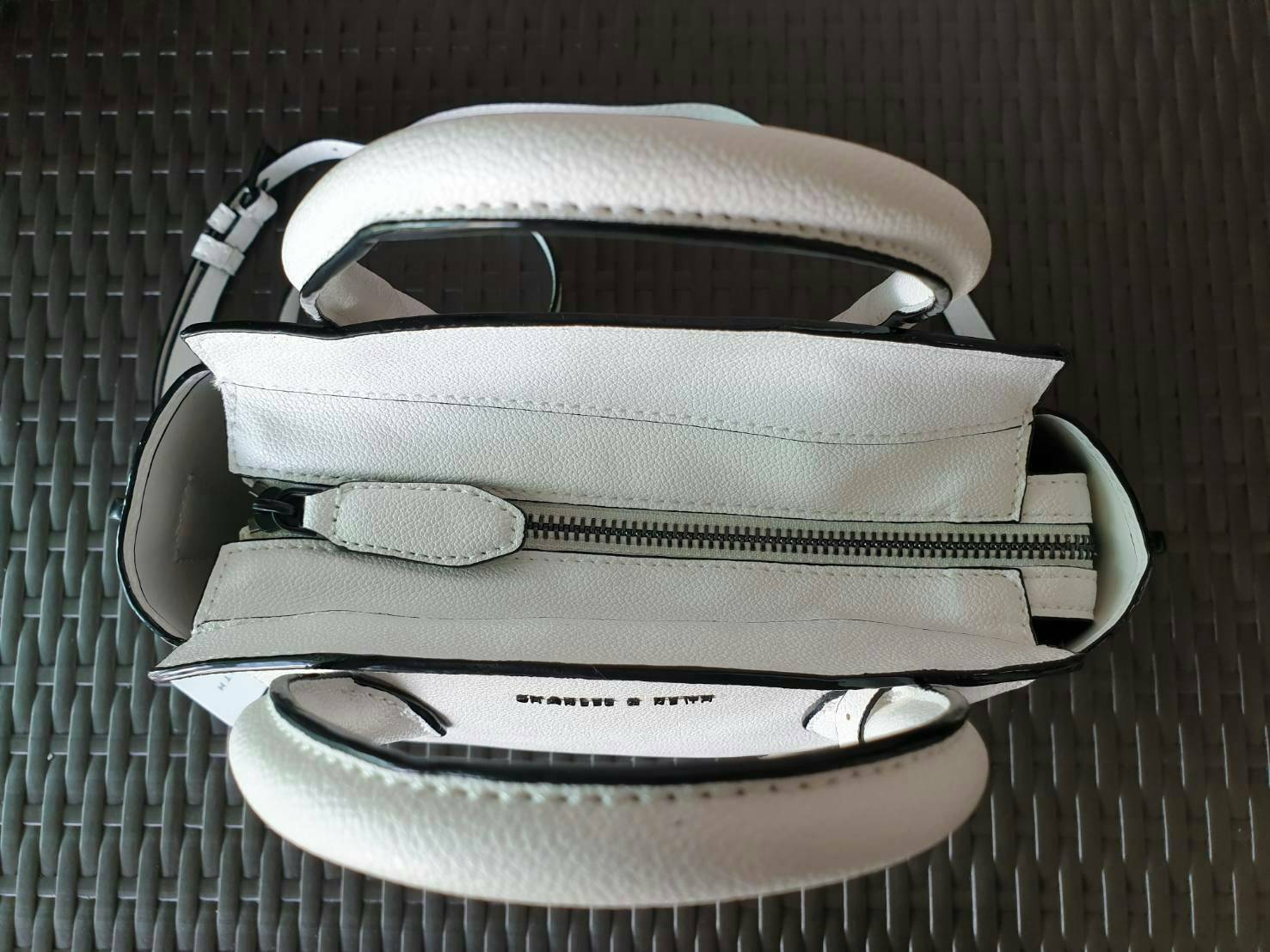 CHARLES & KEITH รุ่น CLASSIC DOUBLE TOP HANDLE BAG CK2-30270225-5 ราคาปกติช้อป (฿2,990.00) กระเป๋าถือ- สะพาย หนังสวยอยู่ทรง สไตล์คลาสสิค เรียบหรู ดูดี ทรงนี้ฮิตตลอดกาล เป็นรุ่นที่ขายดีสุดๆ ไม่มีตกเทรน ด้านหน้าติดโลโก้แบรนด์ อะไหล่ปั้มแบรนด์ มีหมุดรองฐานทั