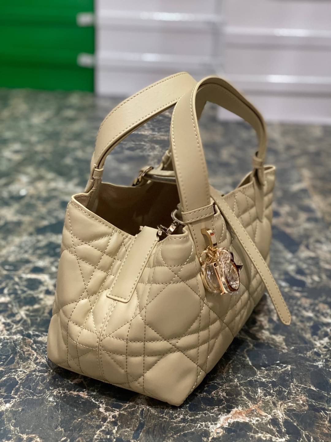 Small 23cm DIOR TOUJOURS BAG Macrocannage Calfskin / DIOR Tote Bag ออริ 1:1 พร้อมส่ง 3 สี กระเป๋าสะพายทรงโท้ท จุของได้เต็มที่ รูปทรงคลาสสิค หนังสวย หรูหราเกินราคา