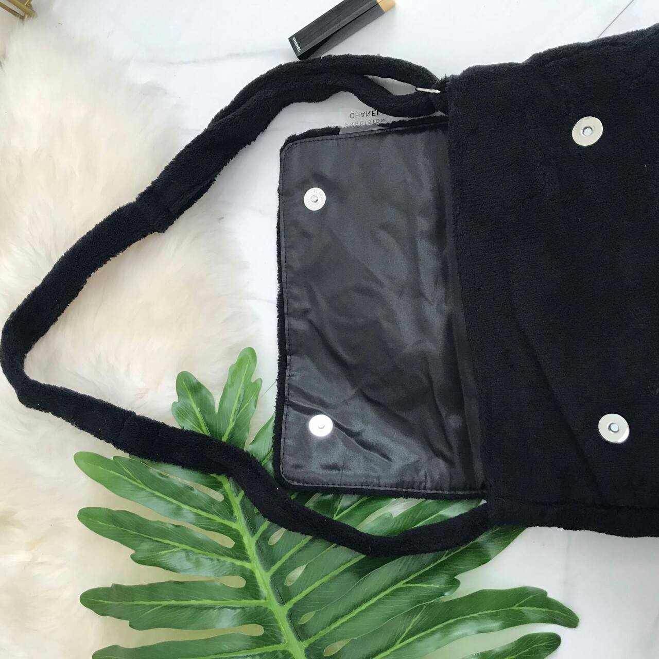 ☃ #กระเป๋าจากงานOutletแท้ 🎈#ภาพถ่ายจากงานขายจริงทั้งหมดนะคะ 🎄New In! ที่หลายคนถามหา มาแล้วจ้า จาก chanel vip gift แบรนด์ดังสุดหรู เป็นกระเป๋า ใบสวยรุ่นหายาก จุของได้เยอะ ขนาดกำลังดี เลิศมาก ใช้แล้วไฮโซ สวยเกินราคาแน่นอนคะ ขนเฟอร์นิ่