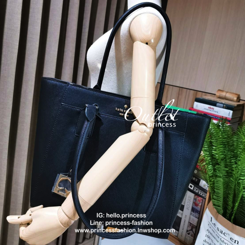 KATE SPADE NEW YORK TOTE BAG กระเป๋าถือหรือสะพายทรง Tote ใบใหญ่กำลังดีวัสดุหนัง Saffiano สวยอยู่ทรงสไตล์ PRADA น้ำหนักเบา ด้านหน้าประดับโลโก้แบรนด์พร้อมห้อย TAG สัญลักษณ์แบรนด์ที่หูหิ้ว เปิดปิดด้วยซิปแบรนด์สะดวกใช้ ภายในมีช่องแบ่งเป็นสัดส่วน มีช่องซิปกลาง