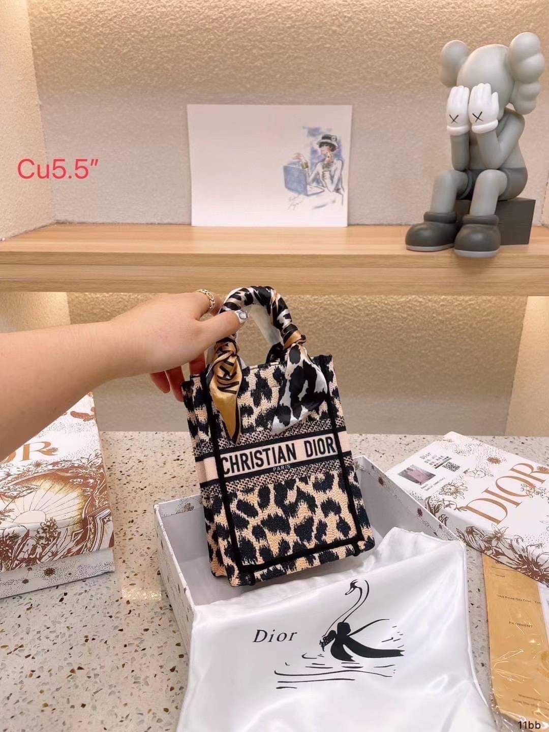 DIOR Mini Book Tote Phone Bag กระเป๋าสะพายทรงมินิโท้ท Shopping พร้อมสายสะพายสวยคลาสสิคถอดได้ ถือหรือสะพายได้ พกพาสะดวก ใช้งานง่ายสุดๆ วัสดุงานทอละเอียดคุณภาพดี ภายในเป็นช่องโล่ง ใบจริงงานสวยเกินเบอร์!! สวยงามเกินราคา ไม่ผิดหวังจ้า