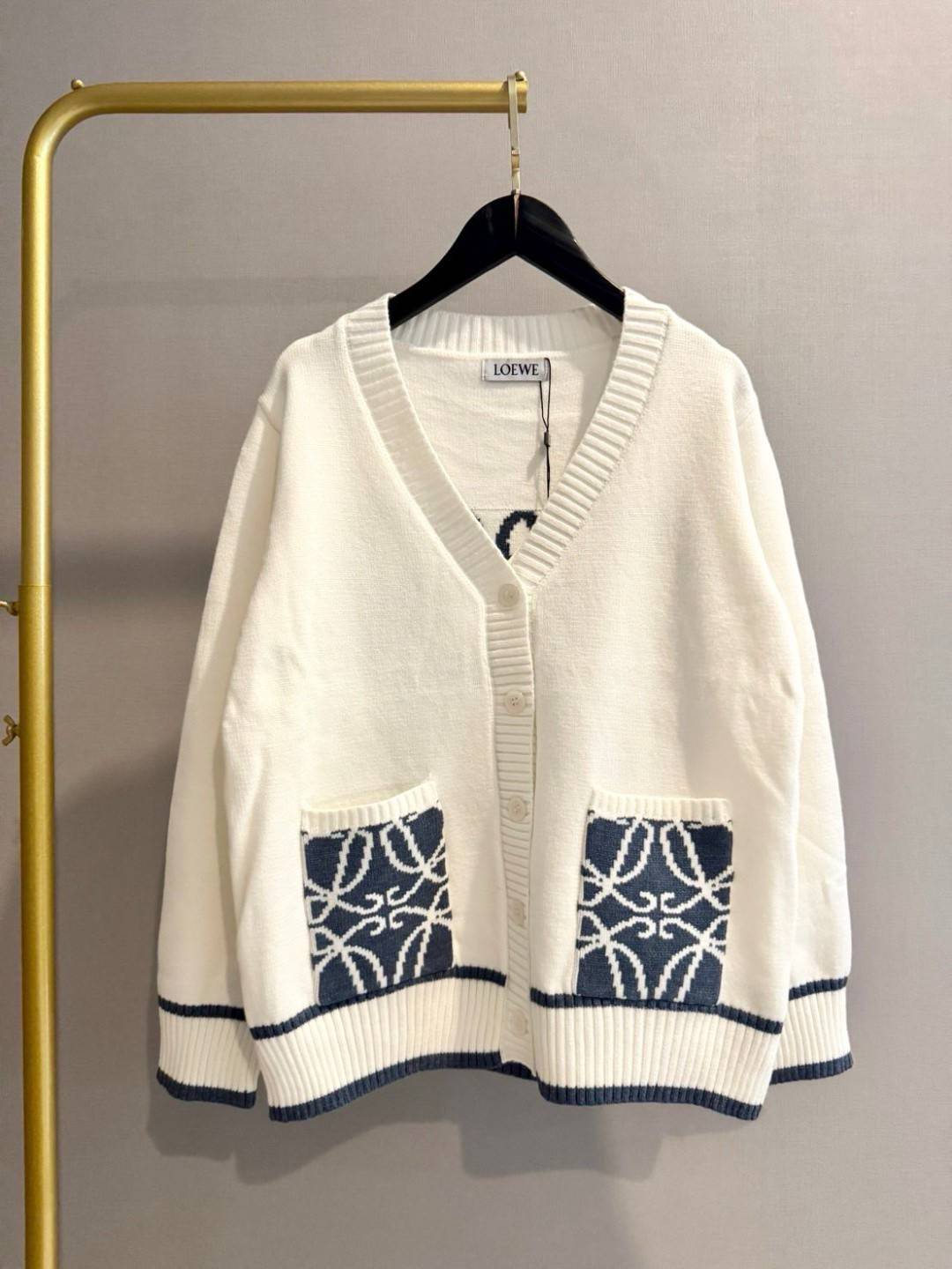 TOP ORI | LOEWE CARDIGAN เสื้อสเวตเตอร์งานแบรนด์เนื้อผ้าอย่างดีงานนำเข้าจากโรงงานเทียบแบรนด์ เกรดท็อปออริจินอล เกรดดีสุด เทียบแท้ พร้อมป้ายแท็ก ภาพถ่ายจากงานขายจริง