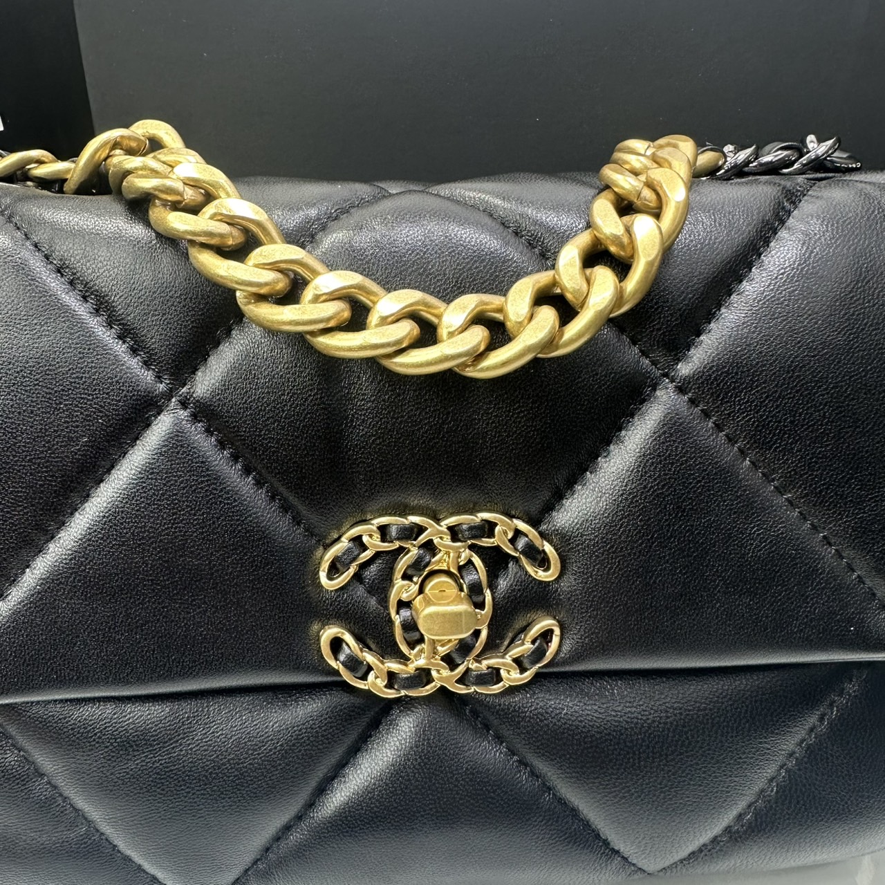 ORI หนังแท้ | CHANEL 19 Flap Bag 25cm กระเป๋าสะพายรุ่นยอดนิยม หนังนิ่มนุ่มลื่น หรูหราระดับตำนาน สวยงามเหนือกาลเวลา