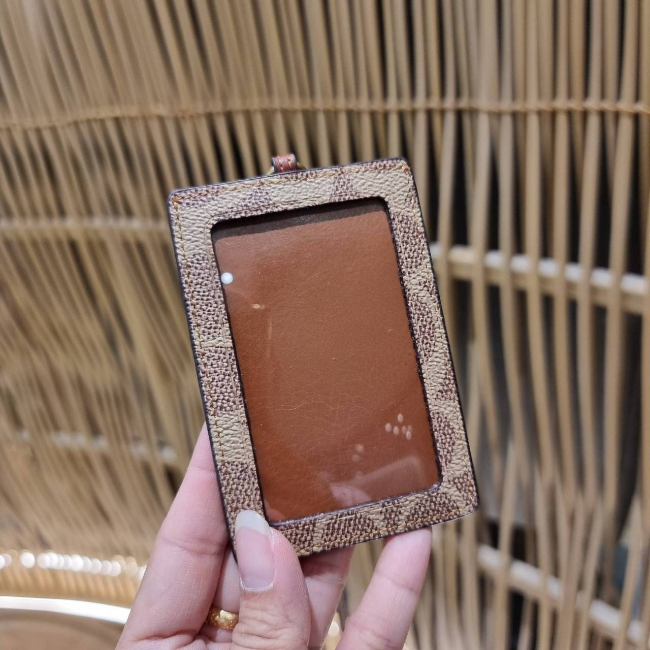 COACH ID LANYARD IN COLORBLOCK SIGNATURE CANVAS ง่ายๆแบบไม่ธรรมดา!! คลาสสิคแต่มีดีเทลโดดเด่น!! กระเป๋าถนอมบัตร พร้อมสายคล้องคอ ดีไซน์ลวดลายสวย ดูดีทุกแบบ ใช้งานง่าย พกพาสะดวก จะใส่บัตรพนักงาน บัตรเครดิต บัตรปชช. ใบขับขี่ และบัตรอื่นๆที่อยากจะใส่!! ตามใจไป