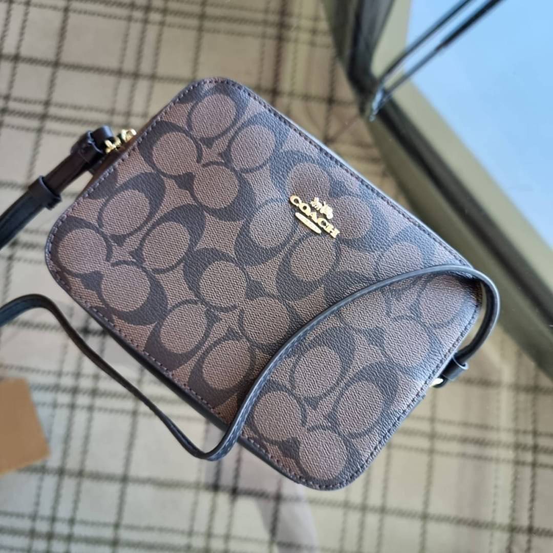 COACH 91677 MINI CAMERA BAG IN SIGNATURE CANVAS ขายดีที่สุด!! กระเป๋าสะพายข้างไซส์มินิ คลาสสิคอยู่ทรง อะไหล่ทองตัดดูหรู วัสดุหนังแคนวาสเคลือบลาย เปิด-ปิดด้วยซิป สายสะพายปรับได้ตามตัว ใบนี้แมทช์ได้ทุกลุค ใช้เป็น everyday bag ได้สบายๆเลยจ้า