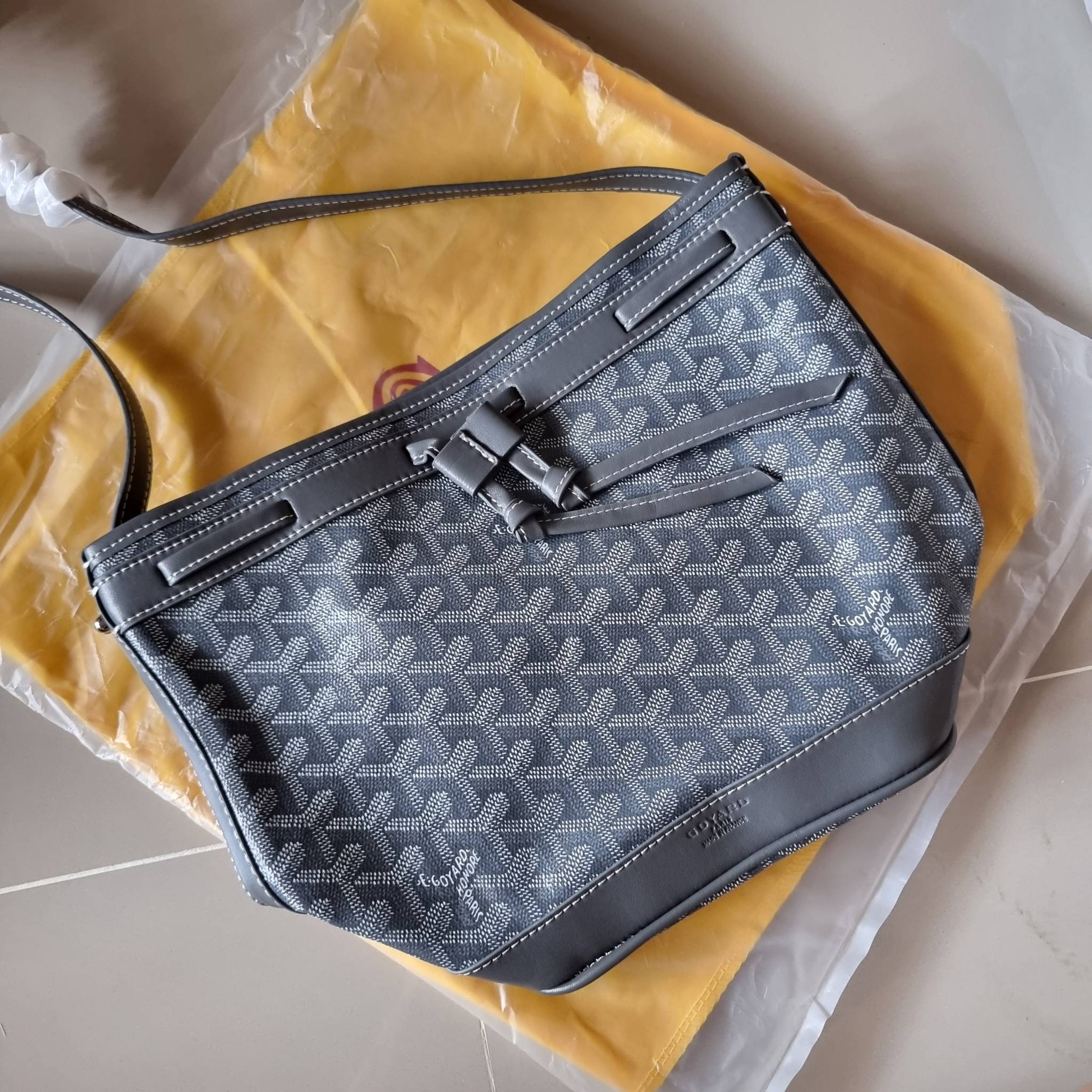 GOYARD PETITE FLOT BUCKET BAG กระเป๋าสะพายทรงบัคเก็ต ที่ดีไซน์สะดวกต่อชีวิตมาก รูปทรงคลาสสิค ดีไซน์เป็นเอกลักษณ์ สดใสทุกสี ดูผู้ดีในตัว วัสดุหนังแคนวาสพิมพ์ลายสวยคม ปากกระเป๋ารูดเปิด-ปิดได้ตามชอบ ภายในเป็นช่องโล่ง ใส่กระเป๋าสตางค์ มือถือ ได้ครบถ้วน มาพร้อ