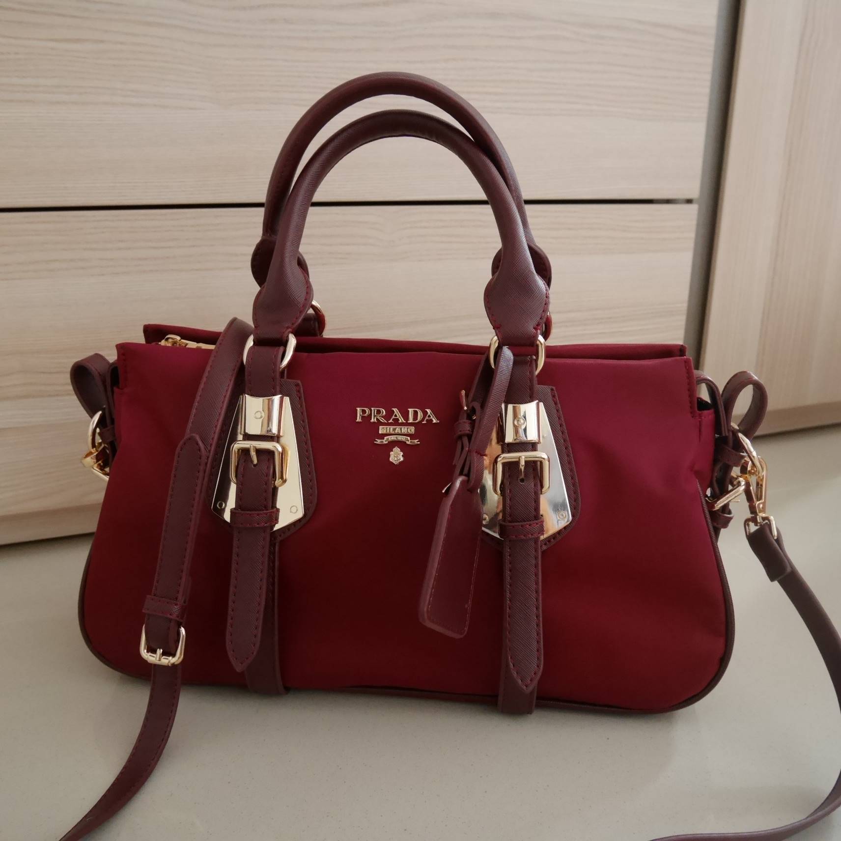 Restock!! รุ่นขายดีเว่อวัง **ถือแล้วหรูมาก กระเป๋าสะพายทรง Handbag จากงานพรีเมี่ยมกิ้ฟ แบรนด์ PRADA ของแท้100% เป็นกระเป๋าผ้า Nylon สลับหนัง PU จุของได้เยอะ สะพายไหล่ได้ เปิดปิดด้วยซิป ถือก็สวยๆ มีสายยาวค่ะ ใช้แล้วสวยมากๆคุ้มเกินราคารับประกัน รีบช้อปก่อนห