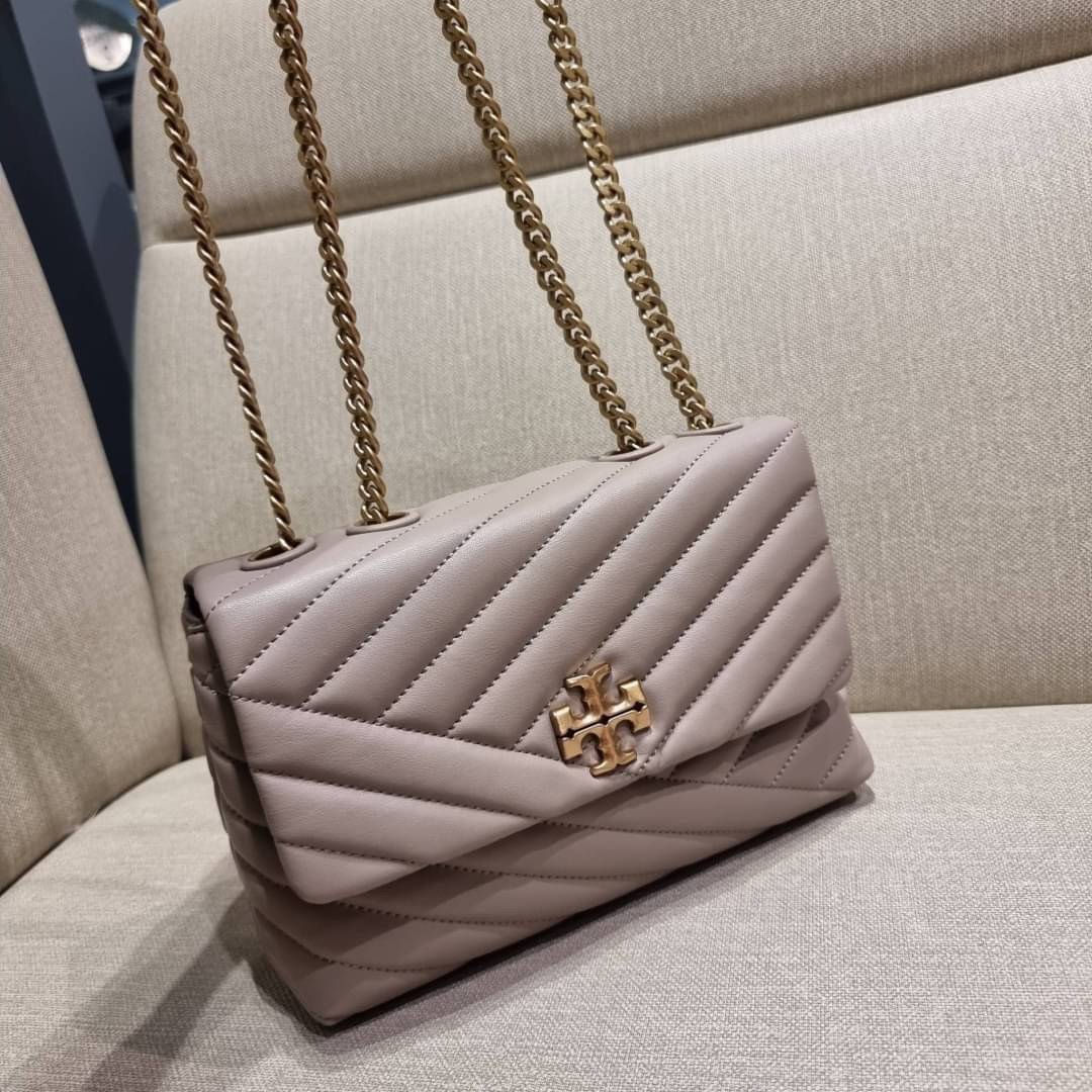 TORY BURCH KIRA CHEVRON CONVERTIBLE SHOULDER BAG (SMALL / MEDIUM) กระเป๋าสะพายรุ่นยอดฮิต ไซส์คลาสสิค ที่ใช้ยังไงก็ดูหรู ดีไซน์เฉพาะตัว วัสดุหนังแกะ สัมผัสนิ่ม เปิด-ปิดด้วยกระดุมแม่เหล็ก ภายในเป็นช่องโล่ง ใส่กระเป๋าสตางค์ มือถือ เครื่องสำอางค์ พาวเวอร์แบงค