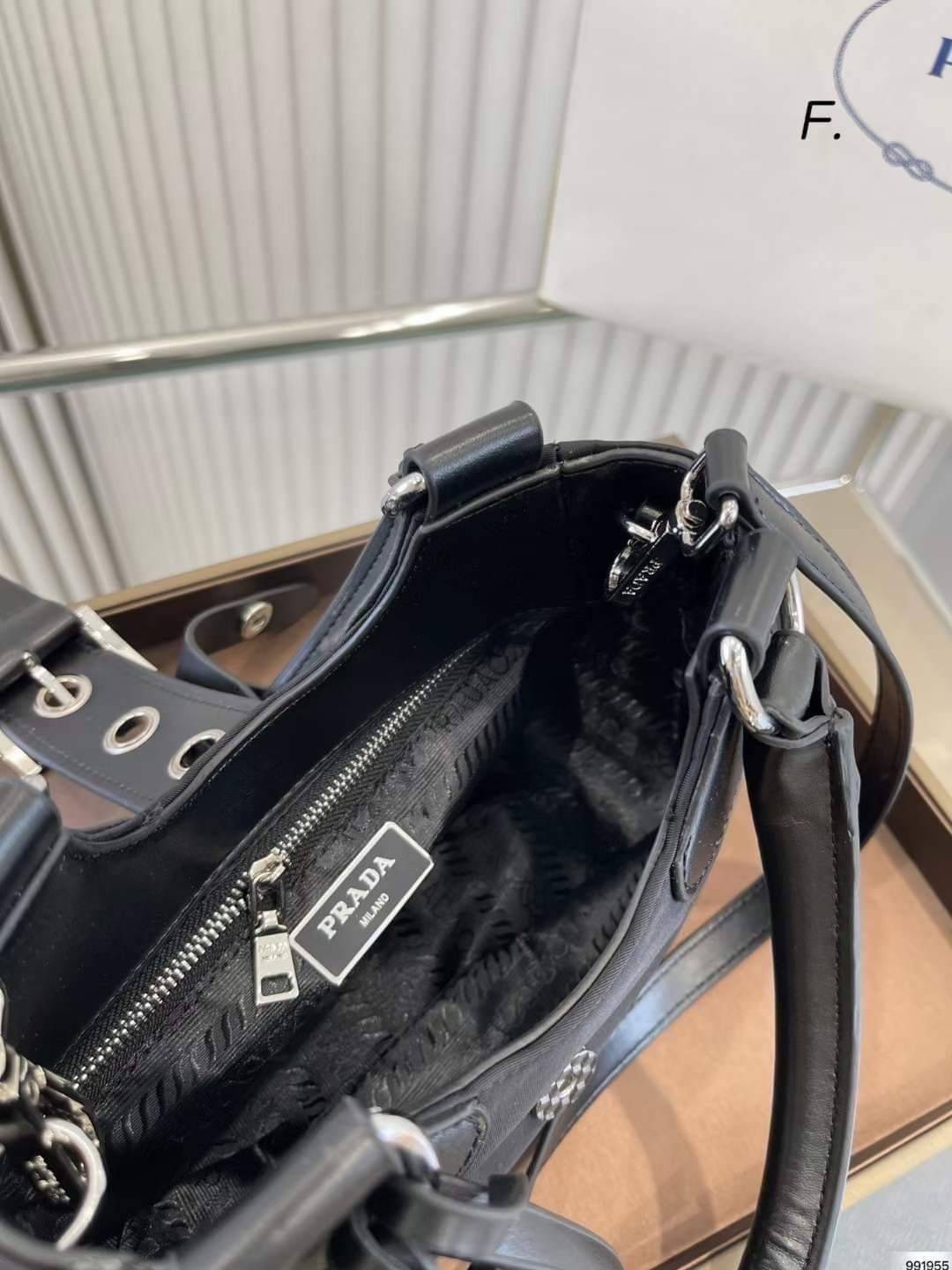 PRADA Moon Re-Nylon and leather bag ใหม่ล่าสุด กับคอลที่ใครๆเห็นก็ต้องรัก ขนาดกำลังน่ารัก ดีไซน์สวยดุ และยังดูแพงได้อีก