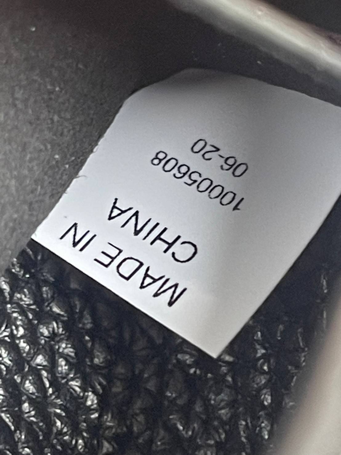 Tory Burch Miller Small Classic Shoulder Bag กระเป๋าที่เป็นได้มากกว่ากระเป๋าสะพายไหล่ โดยทางแบรนด์มีการออกแบบที่การต่อสายให้มาในลุคช์สะพายข้างได้ เป็นเอกลักษณ์ไม่ซ้ำใคร รูปทรงคลาสสิค เปิดปิดด้วยแม่เหล็กเพิ่มความปลอดภัย วัสดุหนังวัวแท้นุ่มต่อผิวสัมผัส มาคู