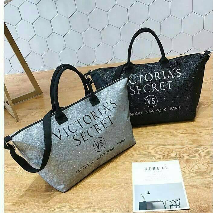 VICTORIA'S SECRET CANVAS GLITTER LARGE RUNWAY TRAVEL BAG 2017 กระเป๋าทรง Travel ใบใหญ่วัสดุ CANVAS GLITTER ด้านหน้าประดับโลโก้แบรนด์ glitter วิ๊งทั้งใบ เปิดปิดด้วยซิป ภายในกว้างจุสุดๆ ใส่เสื้อผ้าได้หลายชุด ไม่ว่าจะถือขึ้นเครื่อง, ไปต่างจังหวัด หรือไป