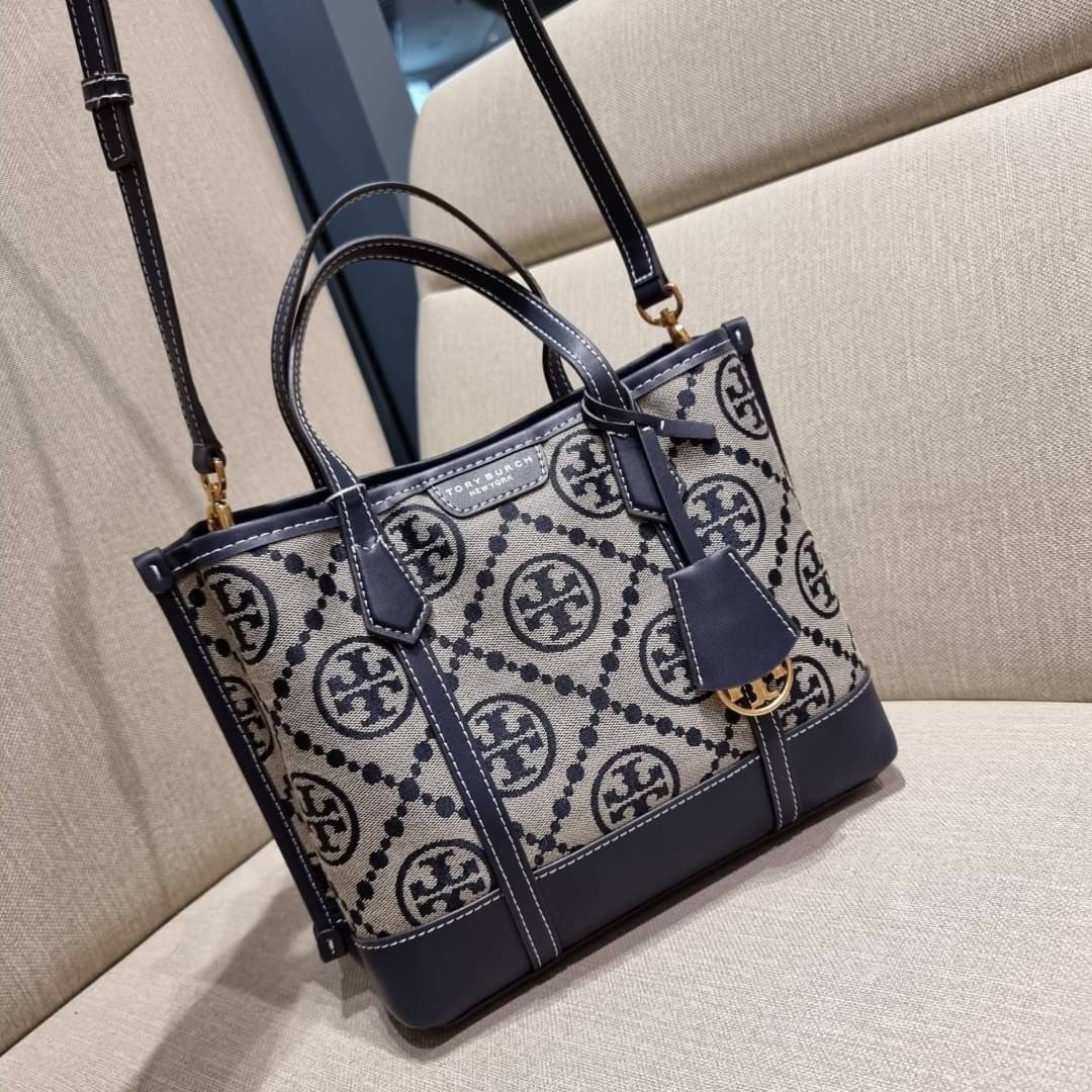 TORY BURCH PERRY MONOGRAM JACQUARD SMALL TRIPLE COMPARTMENT TOTE กระเป๋าโท้ท ไซส์เล็ก ลายโมโนแกรมสุดฮิต ปังไม่หยุดจริงๆ ขนาดกำลังสวย มาพร้อมหูจับในตัว และสายสะพายที่ปรับใช้ได้ไม่มีเบื่อ วัสดุผ้า jacquard ทักทอลาย ตัดขอบด้วยหนังแท้ ปากกระเป๋ามีกระดุมแม่เหล
