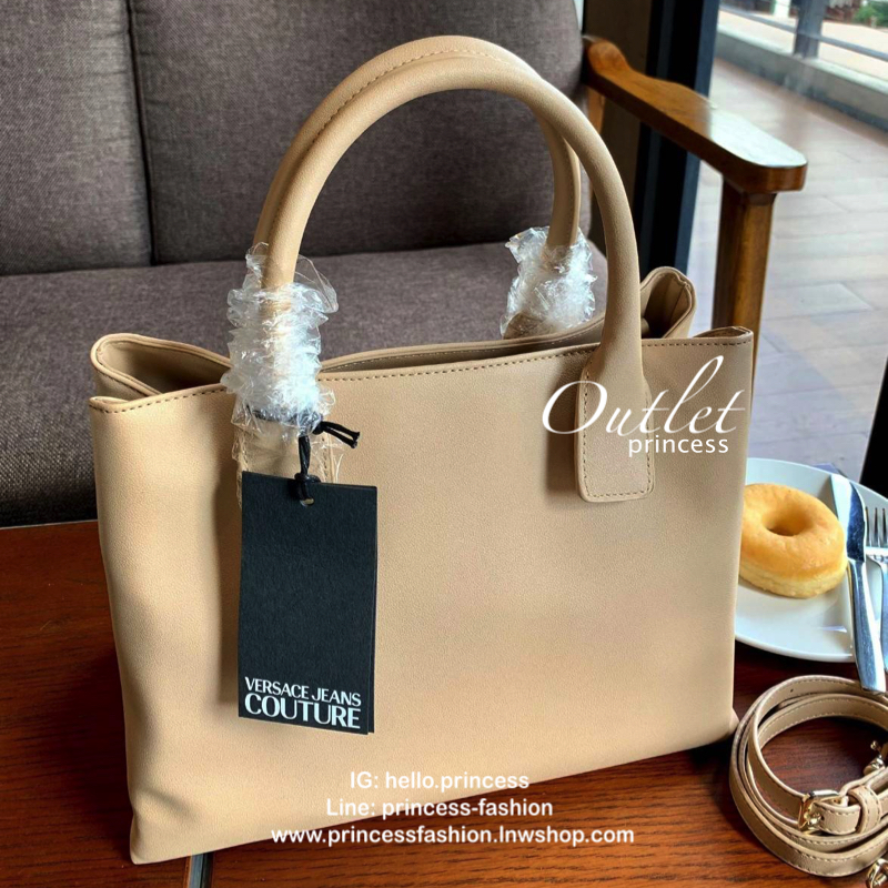 VERSACE JEANS COUTURE HAND BAG 2019 กระเป๋าถือ//สะพายข้างได้ วัสดุหนังเรียบ ผิวลื่น น้ำหนักเบา ด้านหน้ามีโลโก้แบรนด์หรู เปิดปิดปากกระเป๋าแบบกระดุมแม่เหล็ก แบ่งเป็น2ช่องใหญ่ใส่ของนะค่ะ แต่ละช่องกว้างมากทีเดียว มีช่องซิปและช่องเล็กใส่จองจุกจิกค่ะ มาพร้อมสาย