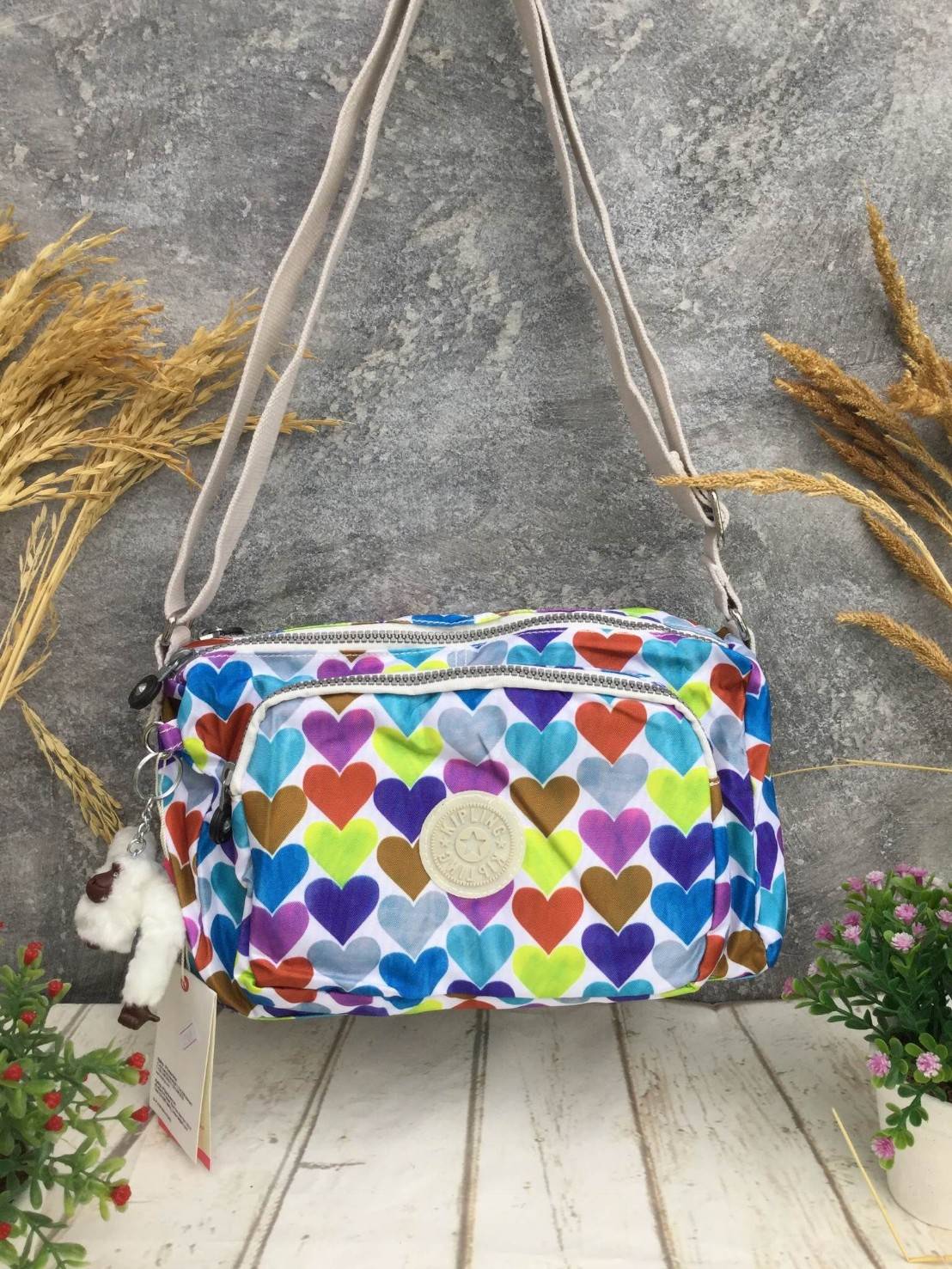 กระเป๋าสะพาย KIPLING รุ่น Reth วัสดุไนล่อนคุณภาพดี มาพร้อมดีไซน์ทันสมัย และสามารถใช้งานได้อย่างดี เข้ากับทุกการแต่งตัว โดดเด่นด้วยพื้นที่ภายในและช่องต่างๆ ที่ให้คุณจัดเก็บของสำคัญได้ครบถ้วน ไม่ว่าจะเป็นมือถือ ปากกา หรือไอเท็มจำเป็นของคุณ สายสามารถปรับและถ