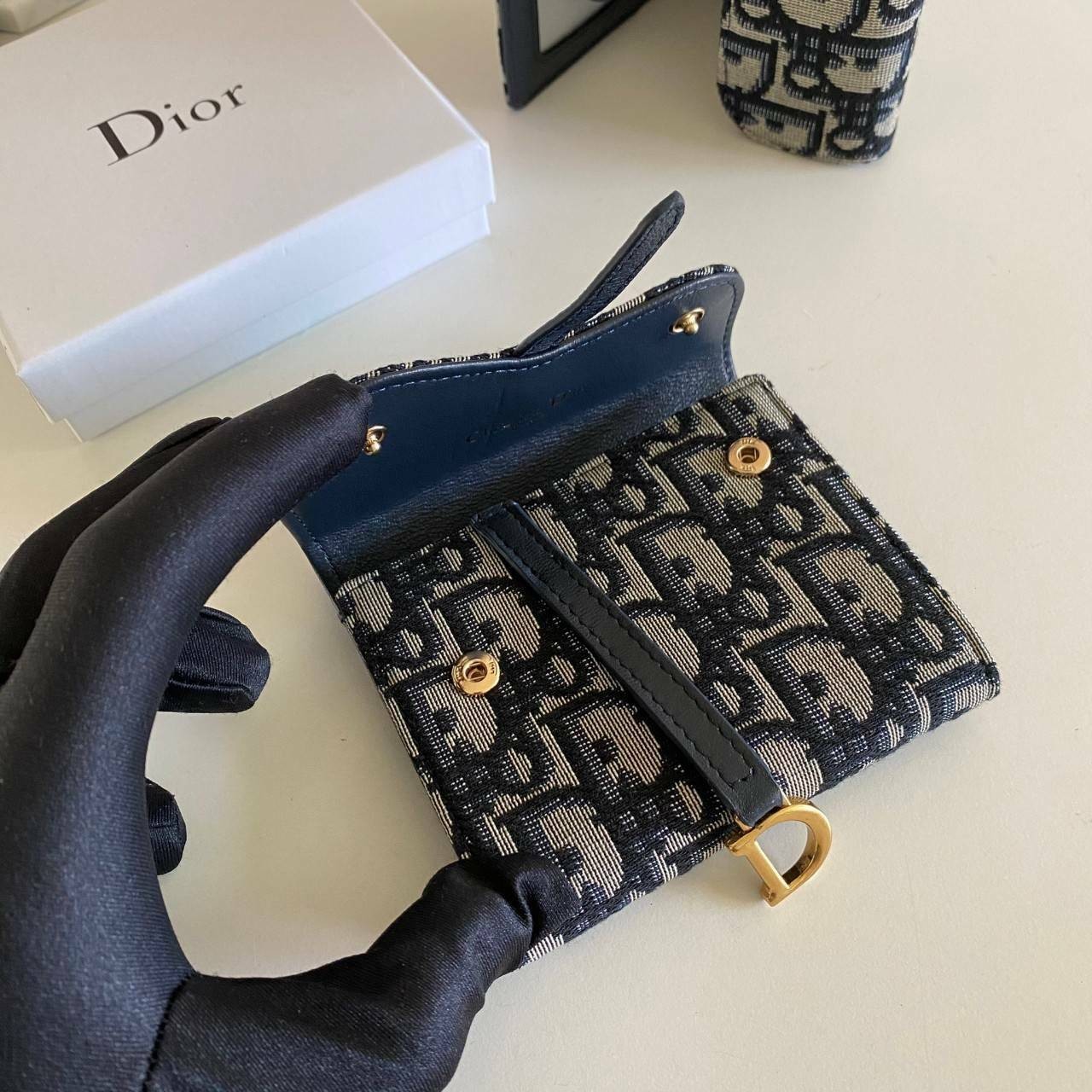VIP 】DIOR WALLET MONOGRAM กระเป๋าสตางค์ 3 พับ วัสดุหนังแท้ และผ้า Jacquard อย่างดี ทอสวยงามที่สุด ผสมผสานความสง่างามและคลาสสิกที่เข้ากับยุคสมัย ด้านหน้าโดดเด่นด้วยซิกเนเจอร์ของ Christian Dior อะไหล่สีทองอ่อน เงางาม เป็นอีกหนึ่งรุ่นที่ดาราเชเลปใช้กันเยอะมา