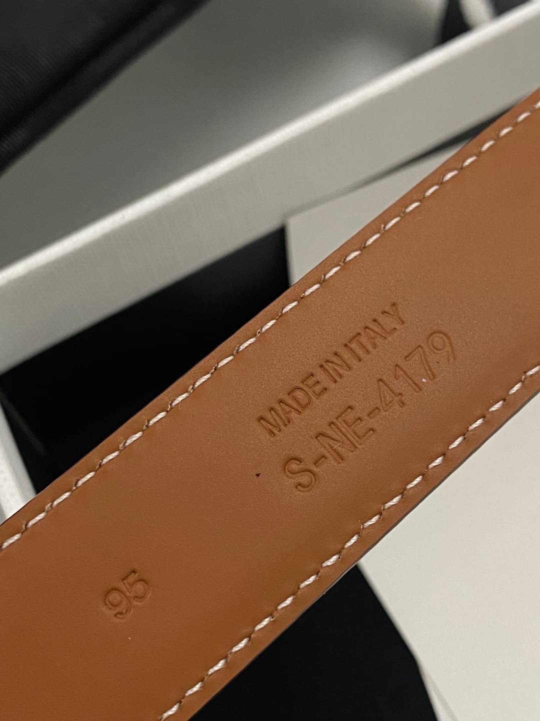 CELINE BELT 2.5cm เข็มขัดที่ควรมีที่สุดในยุคสมัยนี้ค่า เข็มขัดซีลีนหนังแท้สวย เกรดท็อปออริ เกรดดีสุด 1:1 สลับแท้ ใช้งานต่างประเทศสบายใจเลยค่า ตามตะลิสไปเลยย รับรองปังๆๆ