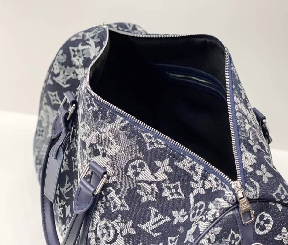 LOUIS VUITTON MONOGRAM DENIM / LV Denim Travel กระเป๋าเดินทาง อีกรุ่นขายดี!!! ของมันต้องมี ♡ มาใหม่ กระเป๋า TRAVEL BAG ใส่ของได้เยอะมาก ทรงสวย พิมพ์ลายชัดเจน มาพร้อมสายสะพายข้างสวยหรู ดูแพงคะ! พร้อมส่งที่ไทย