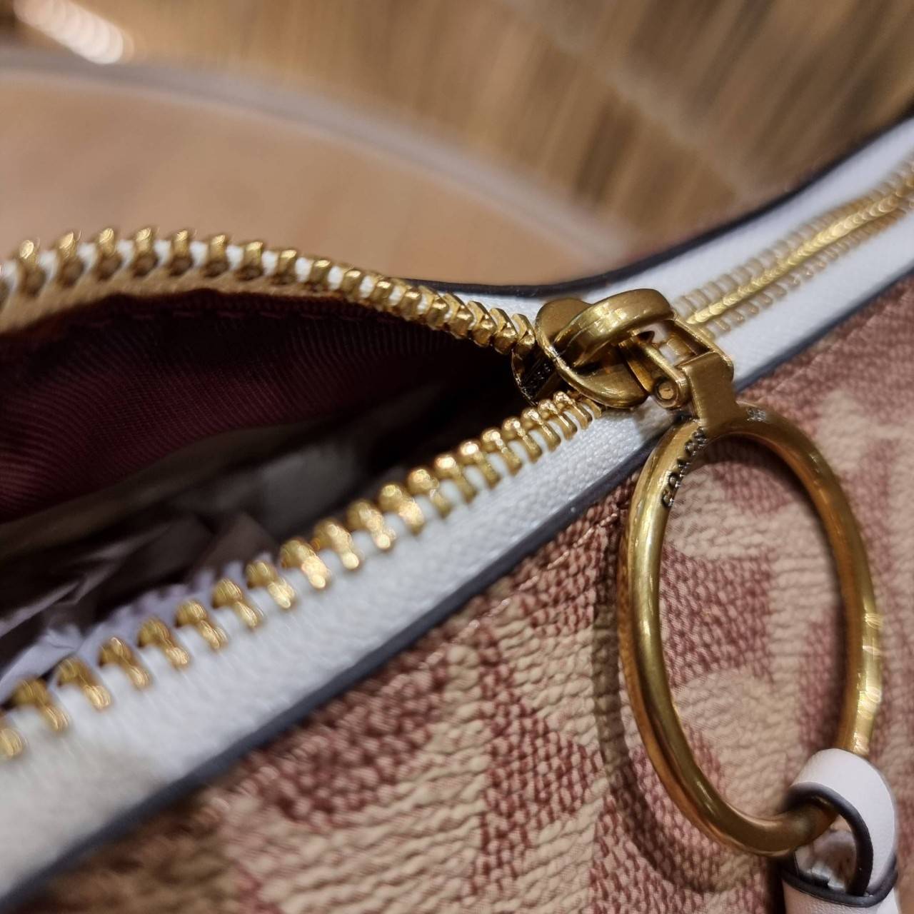 COACH 52577 SUTTON CROSSBODY IN SIGNATURE CANVAS กระเป๋าสะพายไหล่ สวยคลาสสิค สไตล์วินเทจ ใบใหญ่จุใจ วัสดุหนังแคนวาสเคลือบลาย สายคล้องไหล่ในตัว ภายในโล่งกว้าง จุของได้เยอะแน่นๆ มาพร้อมสายสะพาย crossbody ที่จะถอดออก หรือจะสะพายก็เก๋ สวยโดดเด่นแน่นอน พร้อมเส