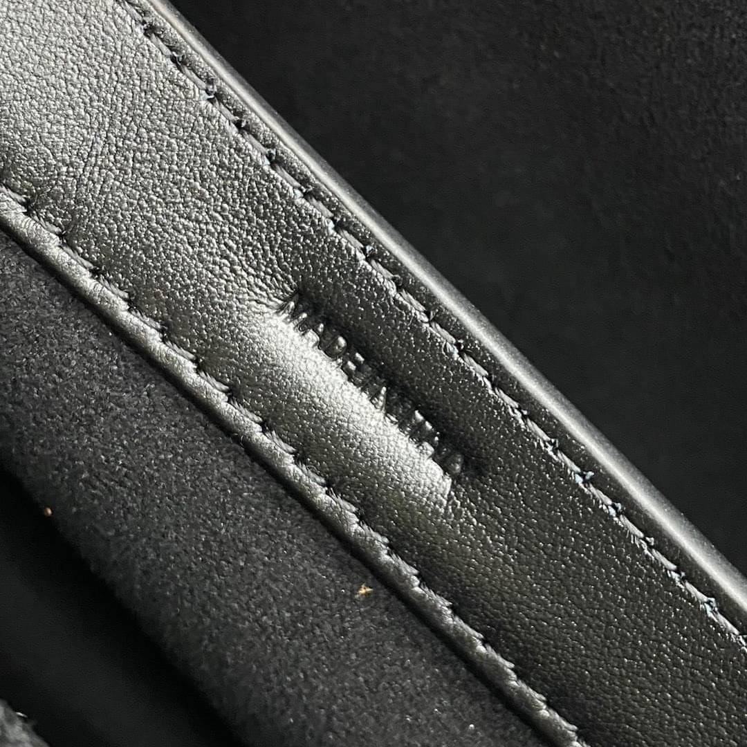 CELINE Teen Soft 16 In Smooth Calfskin / CELINE TRIOMPHE CROSSBODY BAG กระเป๋าสุดเรียบง่ายคงความสไตล์เซลีนเป็นอย่างดี ดีไซน์สวยหรูสุดคลาสสิคหนังเรียบสวยอยู่ทรงเปิดปิดด้วยฝาปิดล๊อคบิดโลโก้แบรนด์อะไหล่ทองวิ้งๆภายในมีช่องแบ่งเป็นสัดส่วนและมีช่องซิปหัวซิปแบรน