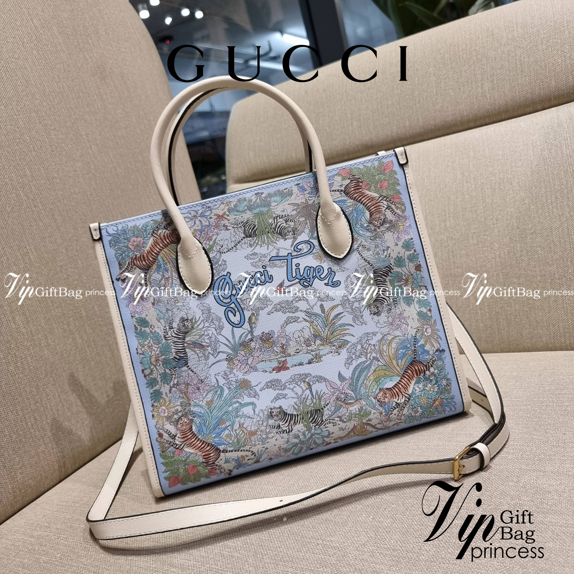 GUCCI TOTE BAG คอลเลคชั่นปีเสืออีกหนึ่ง สวยม้ากก!! กับกระเป๋าทรงโท้ท วีไอพีพรีเมี่ยมกิ๊ฟ ไซส์ใหญ่ โดดเด่นด้วยลวดลายไม่ซ้ำใคร สวยเอกลักษณ์ วัสดุหนังแคนวาส พรินท์ลายเต็มใบ ภายในโล่งกว้างมาก ใส่ของแบบแน่นๆ จุๆไปได้เลย หมดห่วง!! และยังมีสายครอสบอดี้มาให้ จะสะ