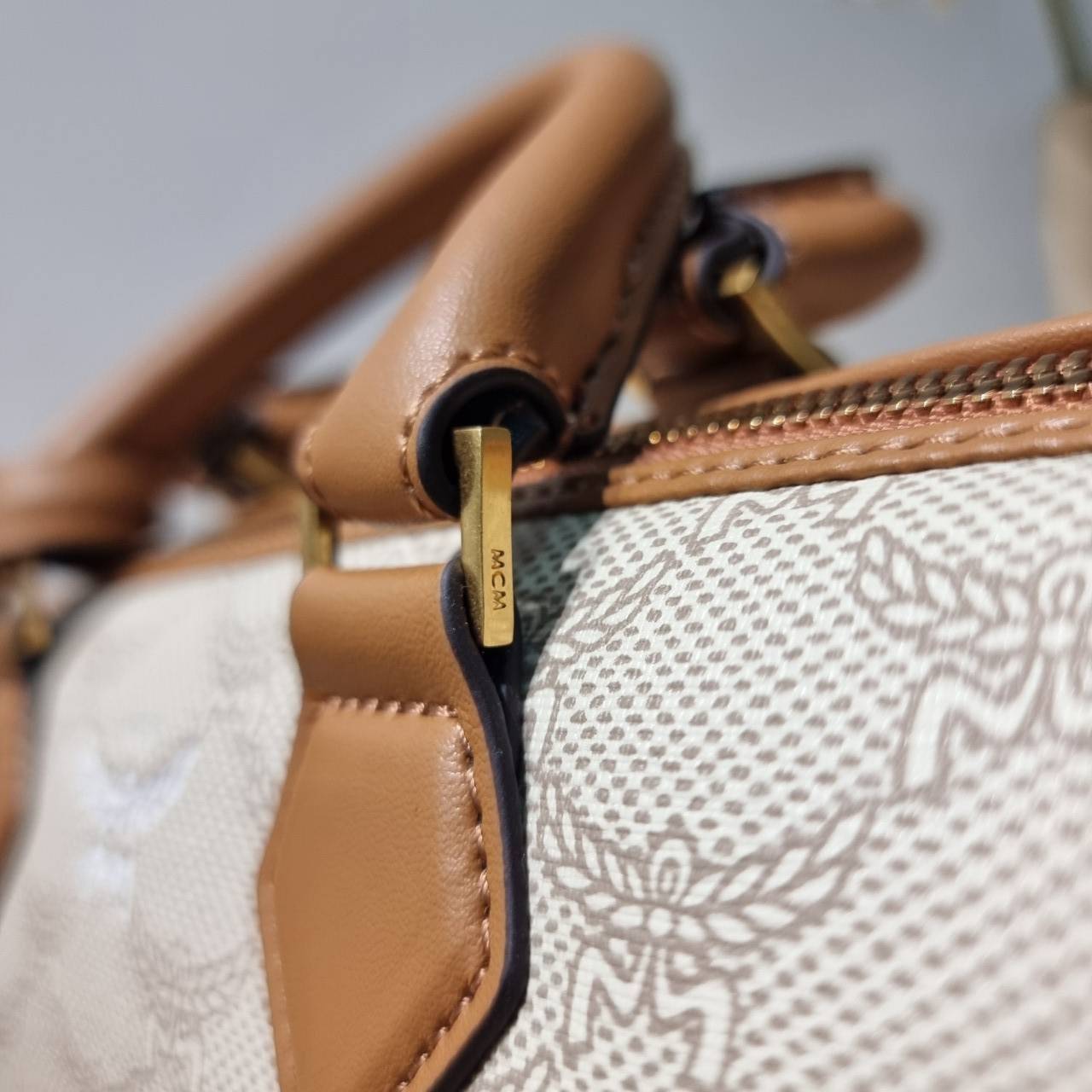 M.C.M SMALL ELLA BOSTON BAG IN LAURETOS กระเป๋าสะพายไอคอนิกโมโนแกรมใหม่ เกรดท็อปออริ สลับแท้ 1:1 เกรดดีสุด ใช้ต่างประเทศได้