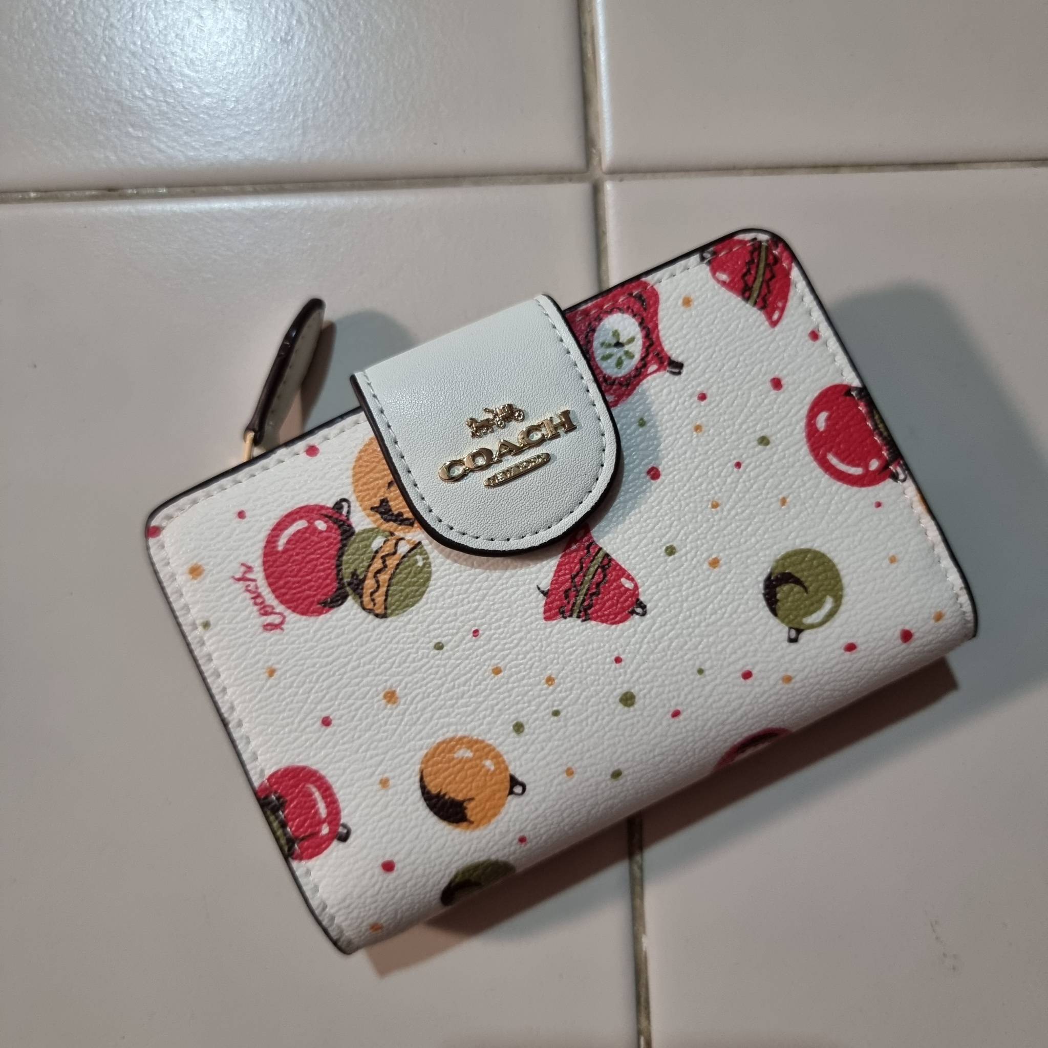 COACH C7414 MEDIUM CORNER ZIP WALLET WITH ORNAMENT PRINT คอลเลคชั่นใหม่ กระเป๋าสตางค์ใบกลาง ดีไซน์ใหม่ สุดหรู คละลายพริ้นท์เต็มใบ น่าใช้ไปอีก วัสดุหนังแคนวาสเคลือบลาย ภายในมีช่องใส่บัตร ใส่ธนบัตรได้ครบ และมีช่องซิปแยก ใบจริงสวยมากๆ แนะนำจ้า ราคาสุดคุ้มครบ