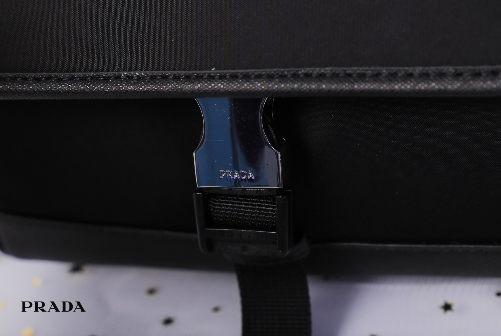 Prada NYLON & Saffiano crossbody bag กระเป๋าสะพายขนาดกำลังน่ารัก วัสดุ NYLON ผสม หนังลาย Saffiano ขนาดกำลังพอดี อยู่ทรง