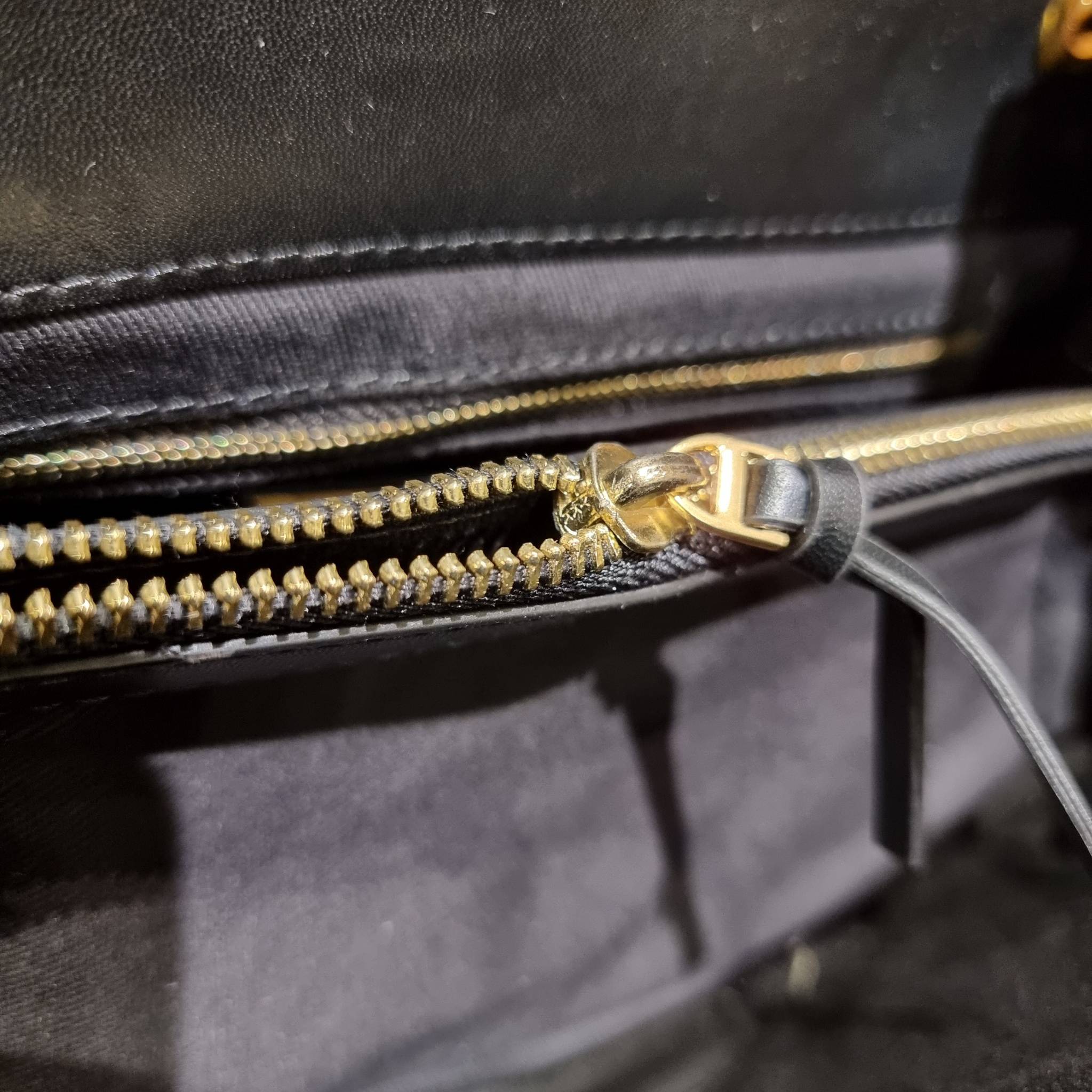 TORY BURCH FLEMING SOFT CONVERTIBLE SHOULDER BAG รุ่นหายากที่สาวๆตามหา มาพร้อมเสิร์ฟความสวยถึงบ้านไปเลยจ้า รอบนี้คัดสีสวยๆมาให้ได้ช้อปกันอย่างจุใจไปเลย กระเป๋าสะพายไหล่ หนังแท้นิ่มเต็มใบ สวยหรูดูแพง เปิด-ปิดด้วยตัวกดล็อคแน่นหนา สายสะพายในตัวปรับใช้ได้ 2 แ