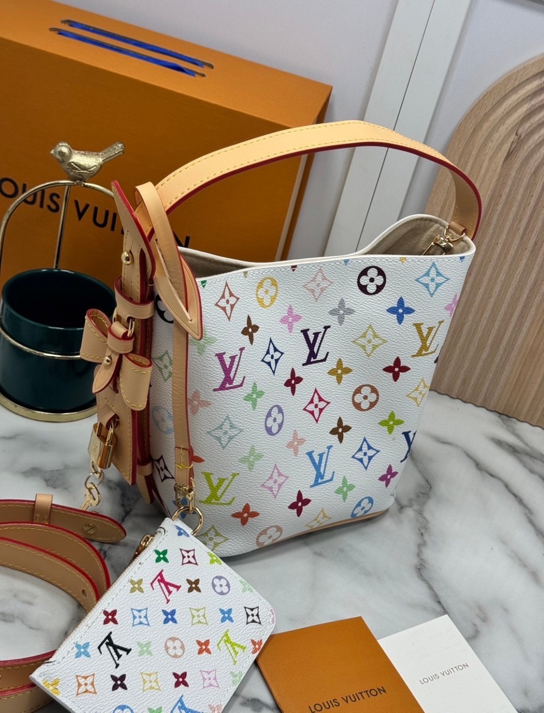 TOP ORI หนังแท้ | LV x TM All In BB Multicolor กระเป๋าทรงบัคเก็ตที่มาแรงมากๆตอนนี้ รุ่นลิมิเต็ดแต่งแต้มดีเทลเปี่ยมชีวิตชีวา แคนวาสโทนสีสดใสดีไซน์ใหม่จากพาเลตต์สีเอกลักษณ์