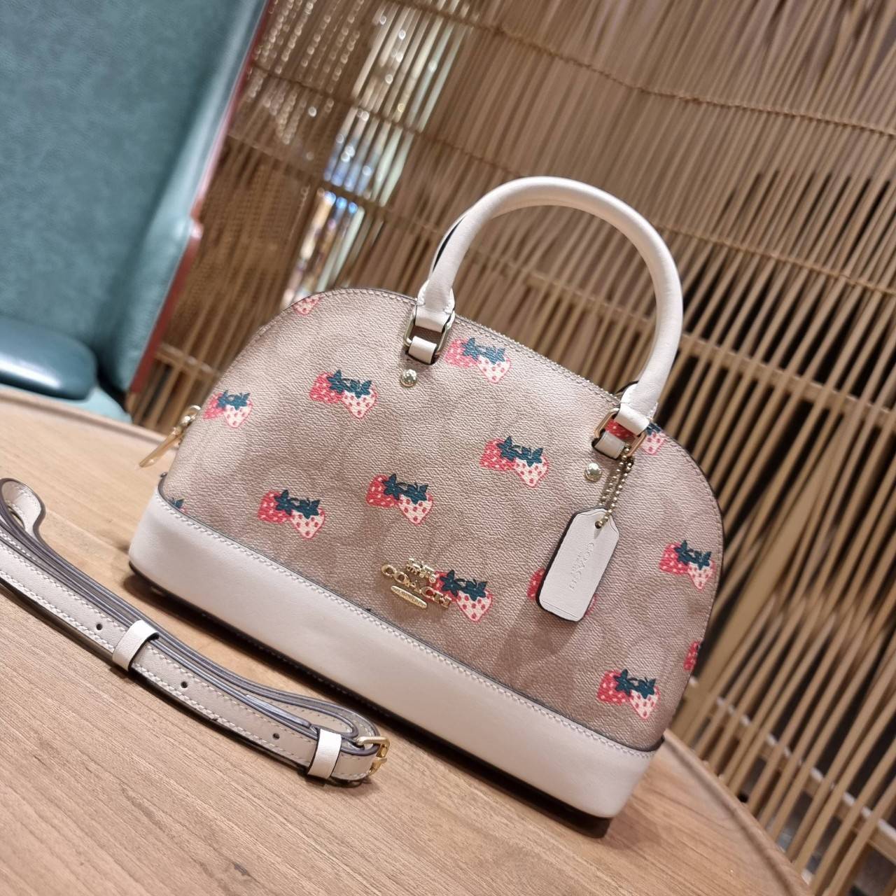 COACH 91514 MINI SIERRA SATCHEL IN SIGNATURE CANVAS WITH STRAWBERRY PRINT สายคุณหนูมารวมตัวกันตรงนี้เลยจ้า!! ละมุนกว่านี้ไม่มีแล้ว กับกระเป๋าทรงโดมสุดคลาสสิค เพิ่มดีเทลลูกเล่นลายสตรอเบอรี่ ให้มีความคิ้วท์แบบไม่เยอะเกินไป ลงตัวพอดี มาพร้อมหูจับในตัวและสายส