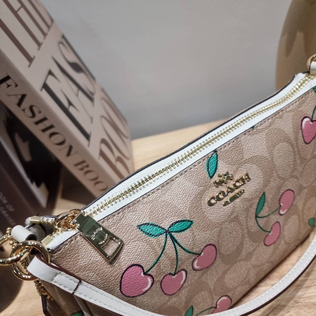 COACH F58321 TOP HANDLE POUCH คอลเลคชั่นสุดฮิต กับดีไซน์ใหม่ น่ารักน่าใช้ทุกแบบ กระเป๋าพอชทรงใช้งานง่าย สะดวก กะทัดรัด วัสดุหนังแคนวาสเคลือบคุณภาพ มาพร้อมสายคล้องในตัว และสายสะพาย crossbody ปรับเปลี่ยนได้ตามสไตล์ อีกหนึ่งไอเท็มที่สาวๆต้องมี ในราคาสุดคุ้ม 