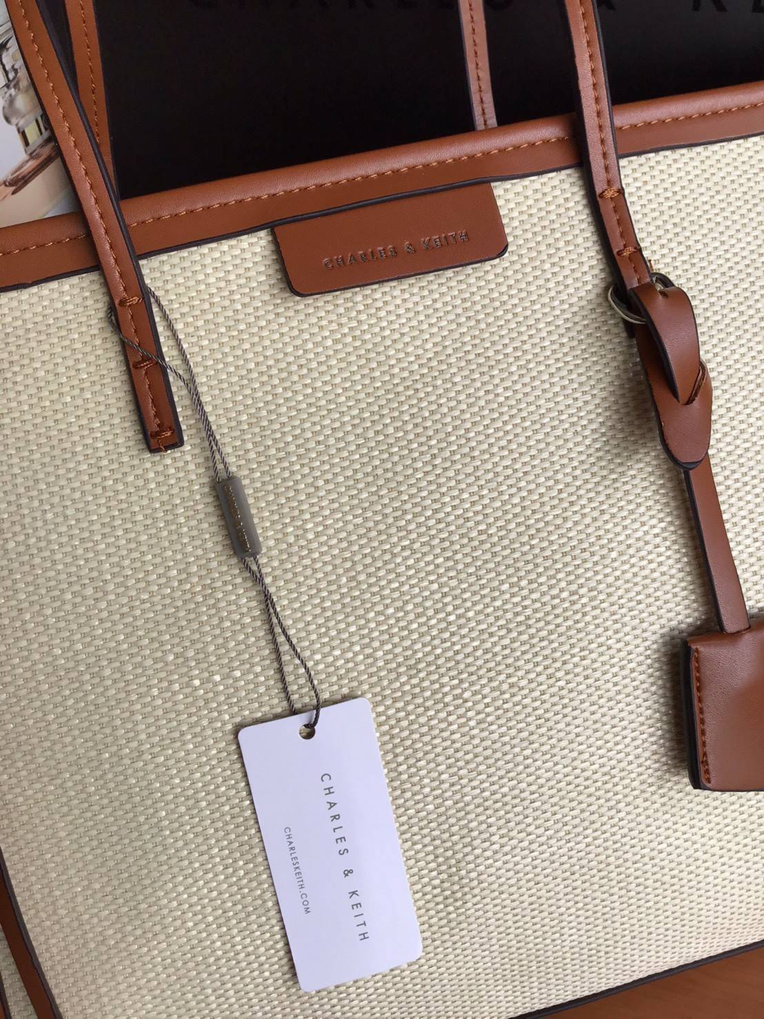 Charles & Keith Black Textured Tote Bag ฮอตฮิตตลอดกาลสำหรับรุ่นนี้ รุ่นยอดนิยม!! มากี่รอบกี่รอบก็ขายดี ใครไม่มีรุ่นนี้ติดตู้ไว้ถือว่าเชยมาก(!!) กระเป๋าสะพายทรง Shopping bag ใบใหญ่จุของได้ใจ น้ำหนักเบา โดดเด่นด้วย Textured วัสดุสานรอบใบ ตัดขอบหนัง สวยอยู่ท