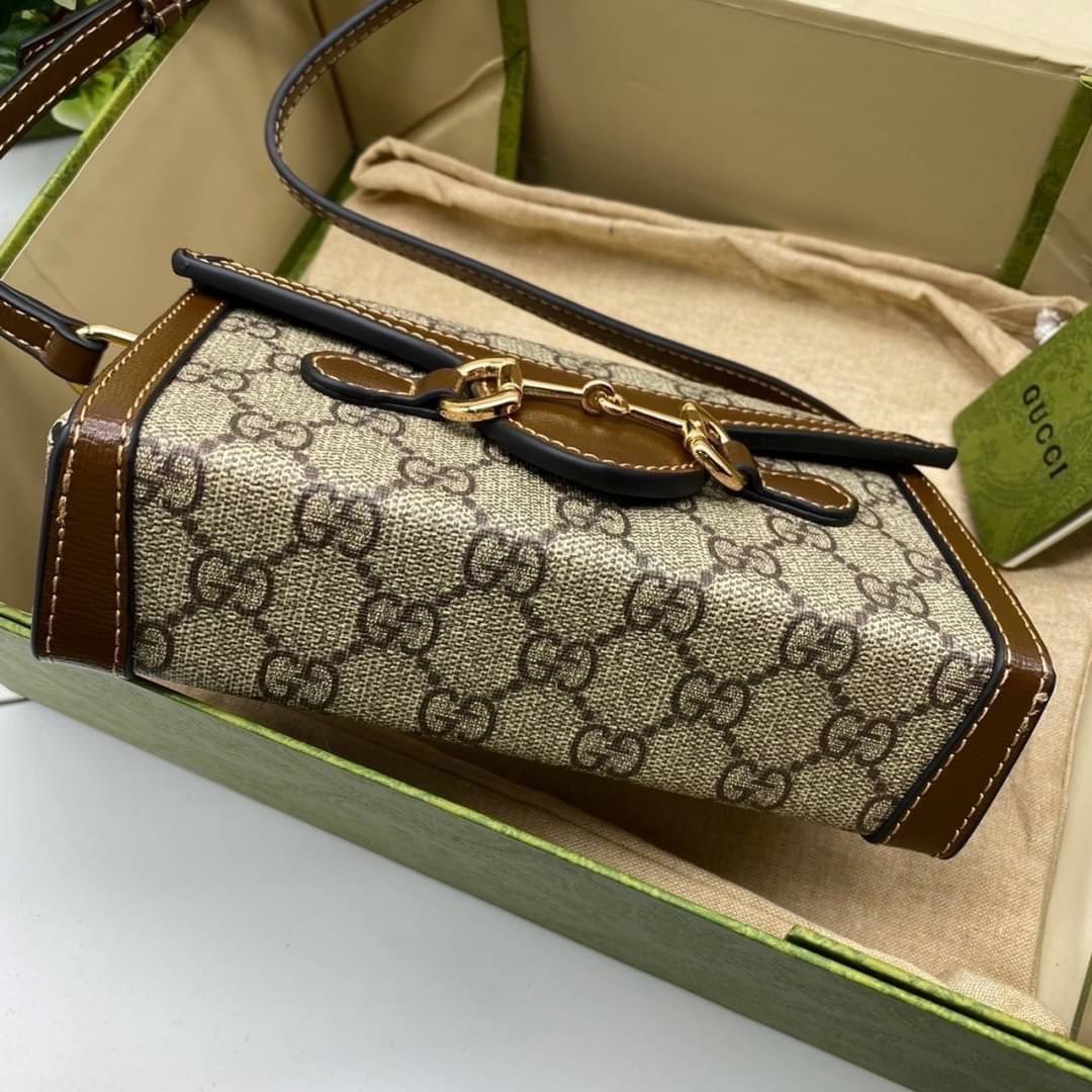 GUCCI HORSEBIT 1955 MINI BAG กระเป๋าสะพาย กระเป๋าใส่โทรศัพท์ ดีไซต์สัญลักษณ์วงแหวนตามแบบฉบับ GG มาพร้อมกล่องแบรนด์และสายสะพายยาวที่สามารถปรับระดับได้ พร้อมส่งให้สะพาย สวยๆ กันแล้ววันนี้ ใบนี้ must have..ค่ะ.!!