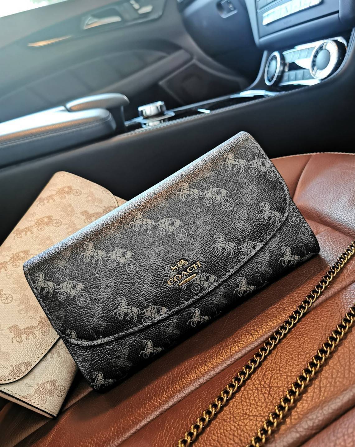 COACH FACTORY CLUTCH WITH CHAIN กระเป๋าสะพายคอลเลคชั่นใหม่ล่าสุดจาก Coach Factory วัสดุหนังแท้เทคเจอร์สวยอยู่ทรงลาย Coach Signature เปิดปิดด้วยฝาปิดกระดุมด้านหน้ามีโลโก้แบรนด์ ภายในมีโลโก้ มีช่องใส่บัตรหลายช่อง มีช่องซิปกลางหัวซิปแบรนด์ ช่องแบ่งเป็นสัดส่ว