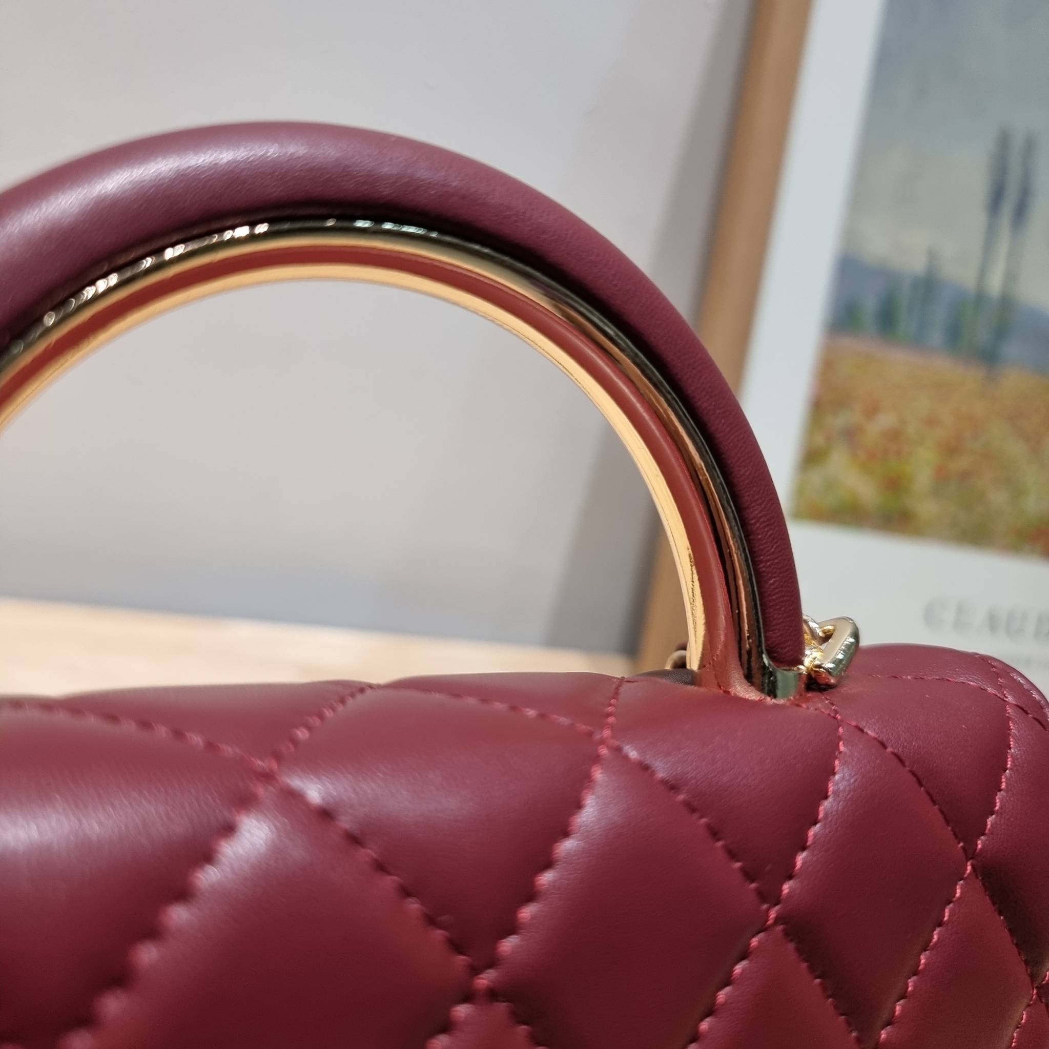 CHANEL woc with top handle black / CHANEL WALLET ON CHAIN กระเป๋าสะพายข้างไซส์กำลังดี สวยหรู ดีไซน์คลาสสิคผสานกิมมิคประจำแบรนด์ ทำให้ไอเท็มนี้เพิ่มมูลค่าขึ้นไปอีก สร้างสรรค์ตัวกระเป๋าด้วยหนังแกะ สัมผัสสบายมือ ใช้งานสะดวกด้วยกระดุมแม่เหล็ก ภายในกระเป๋าแบ่ง