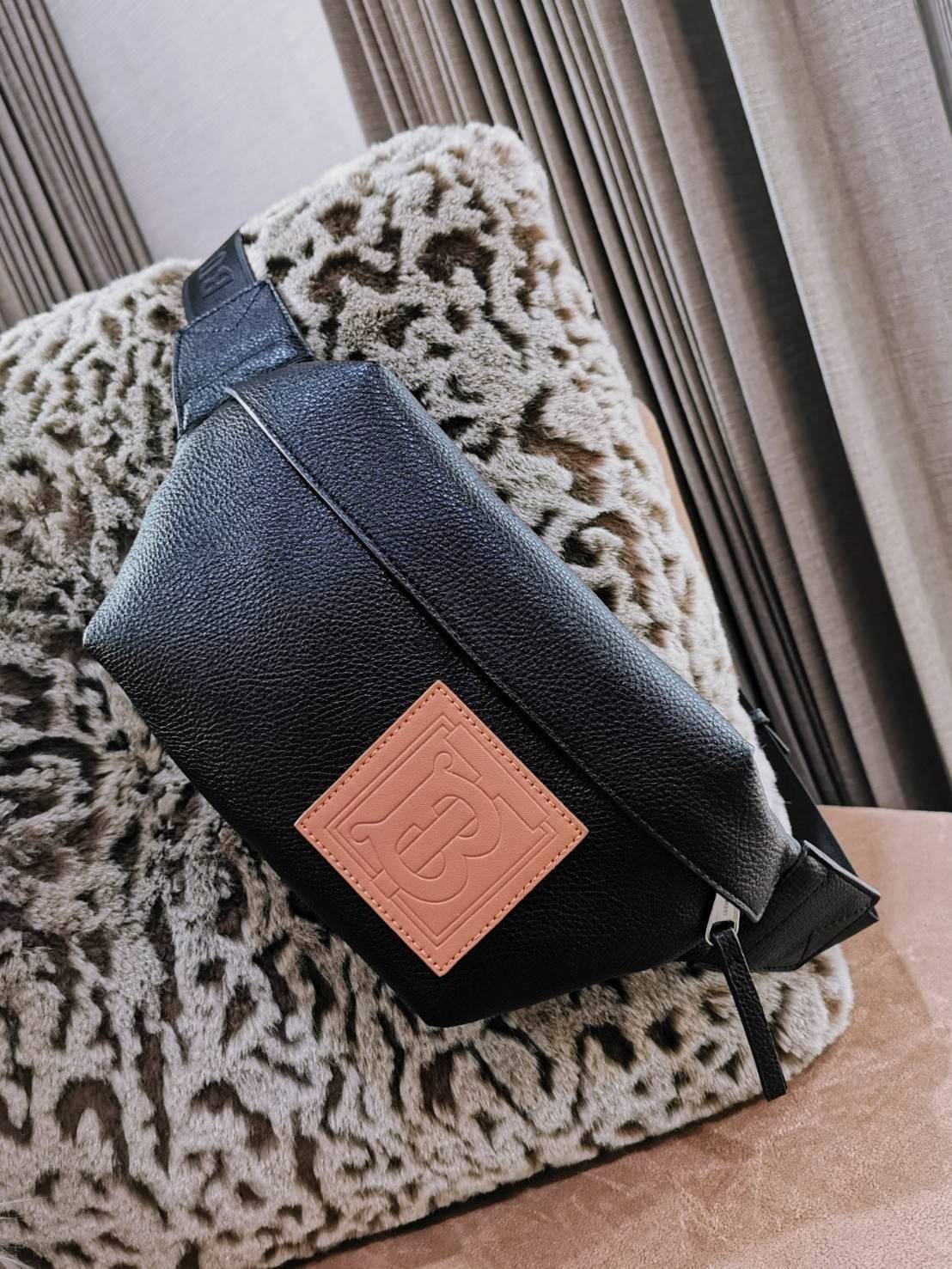 BURBERRY FRAGRANCES WAISTBAG VIP GIFT WITH PURCHASE (GWP) พรีเมี่ยมกิ๊ฟ Limited จากน้ำหอม BURBERRY วัสดุหนังแท้ CalfSkin หนังนิ่มสวยดูดีอยู่ทรงประดับโลโก้แบรนด์ด้านหน้า เปิดปิดด้วยซิปหัวซิปแบรนด์ ขนาดกำลังดี ภายในกว้างและจุค่ะ มีโลโก้ มีช่อง pocket ใช้ใส่